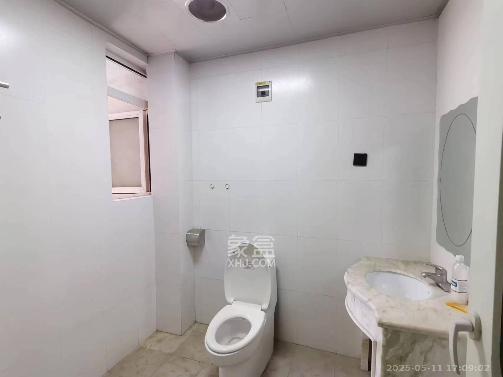 嘉盛华庭(一期、二期、三期) 3室2厅2卫 2800.0元/月 嘉盛华庭(一期、二期、三期) 3室2厅2卫 2800.0元/月室内图