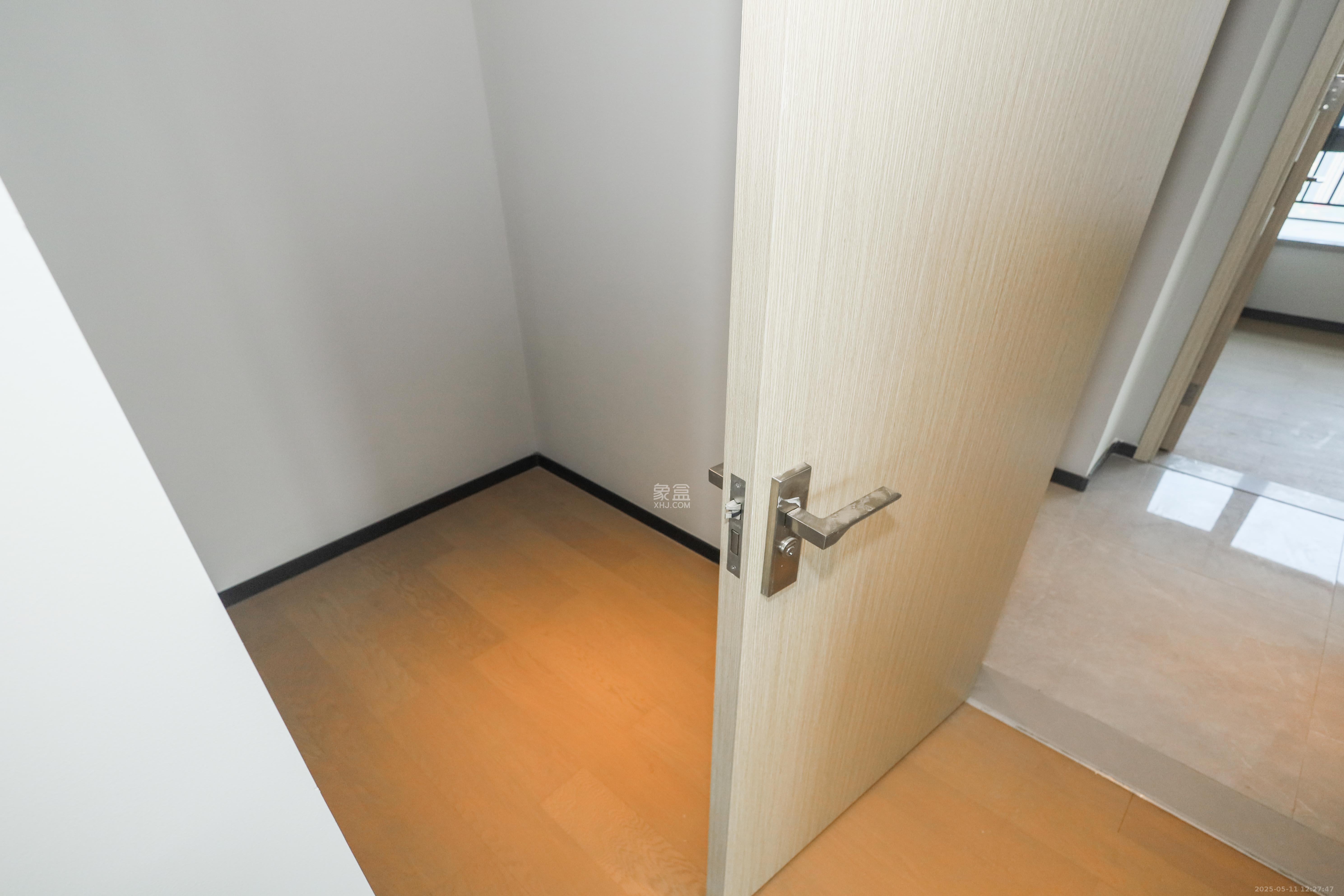 时代梅溪领峰  4室2厅2卫   220.00万卧室