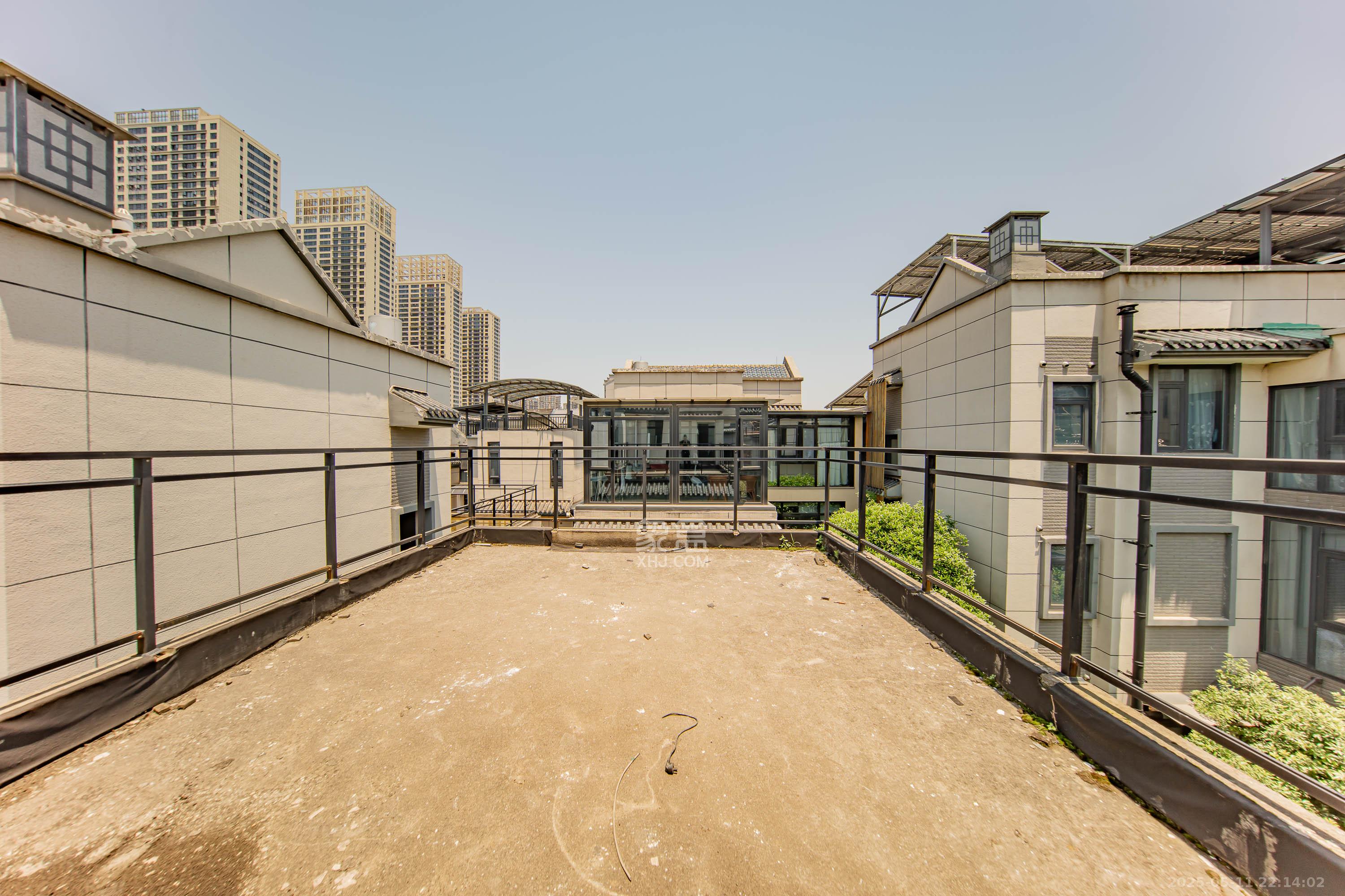 汀湘十里  6室2厅3卫   298.00万阳台