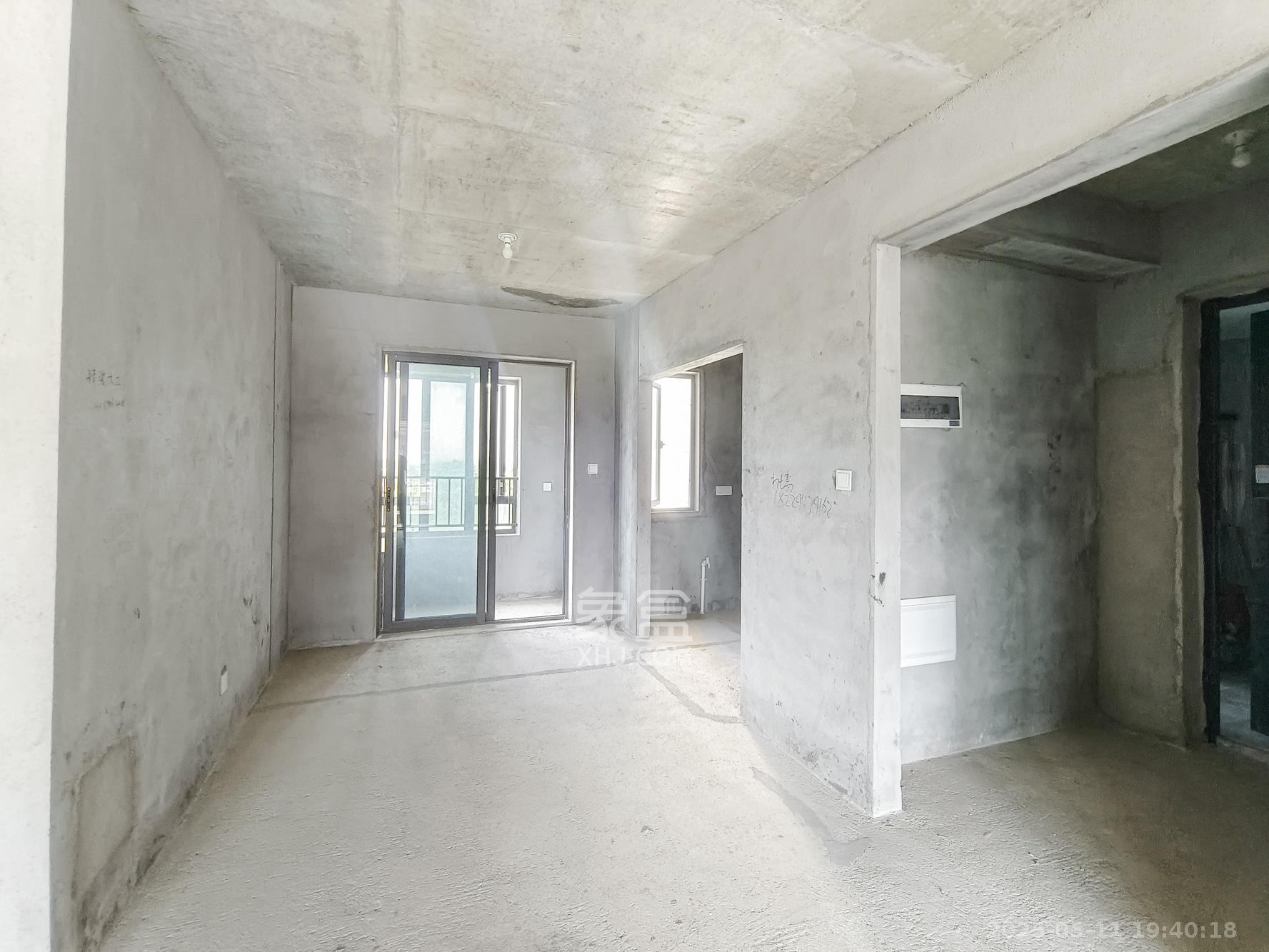 爱情公望府 4室2厅2卫 108.0万 爱情公望府 4室2厅2卫 108.0万客厅