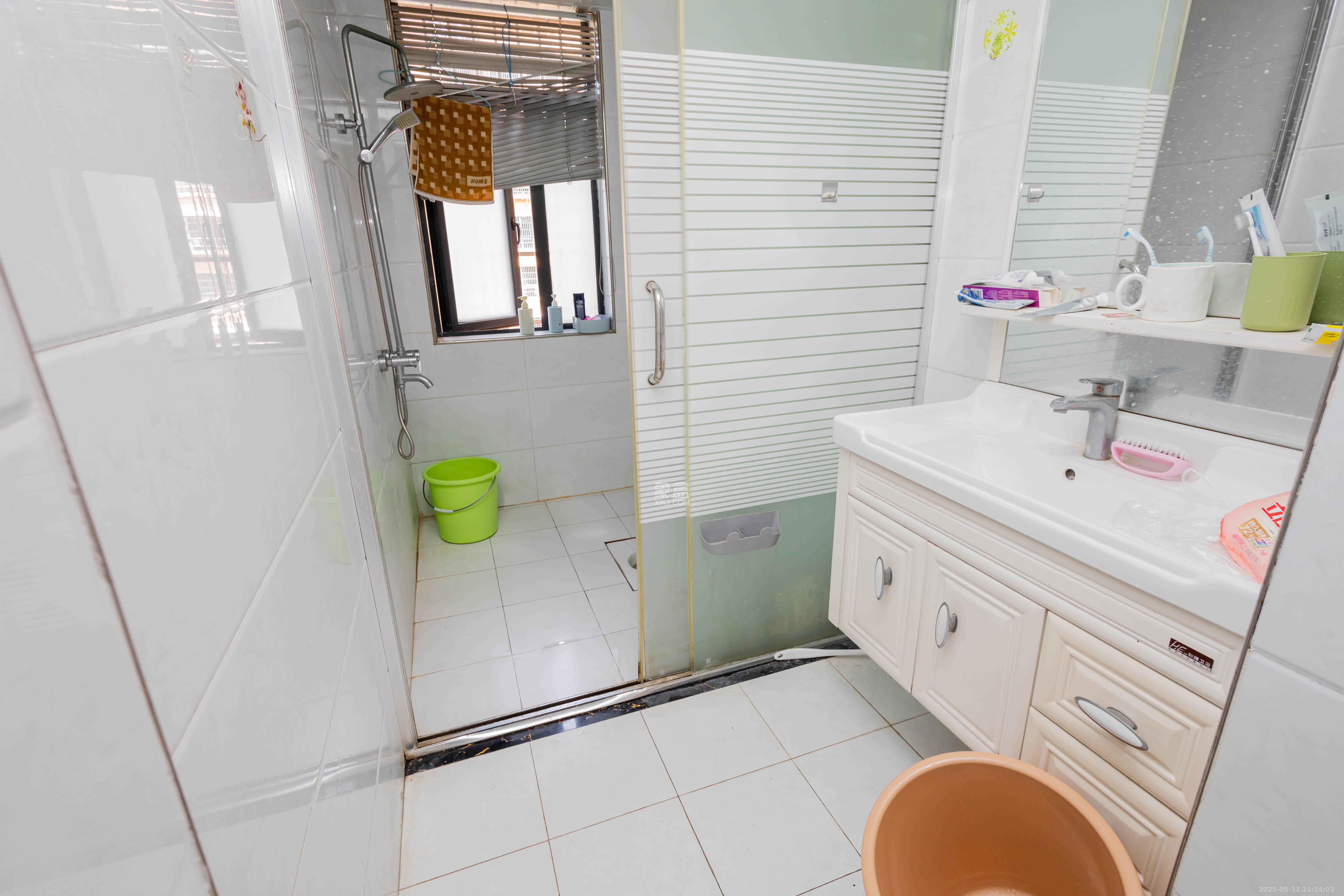 紫华郡 4室2厅2卫 89.8万 紫华郡 4室2厅2卫 89.8万卫生间