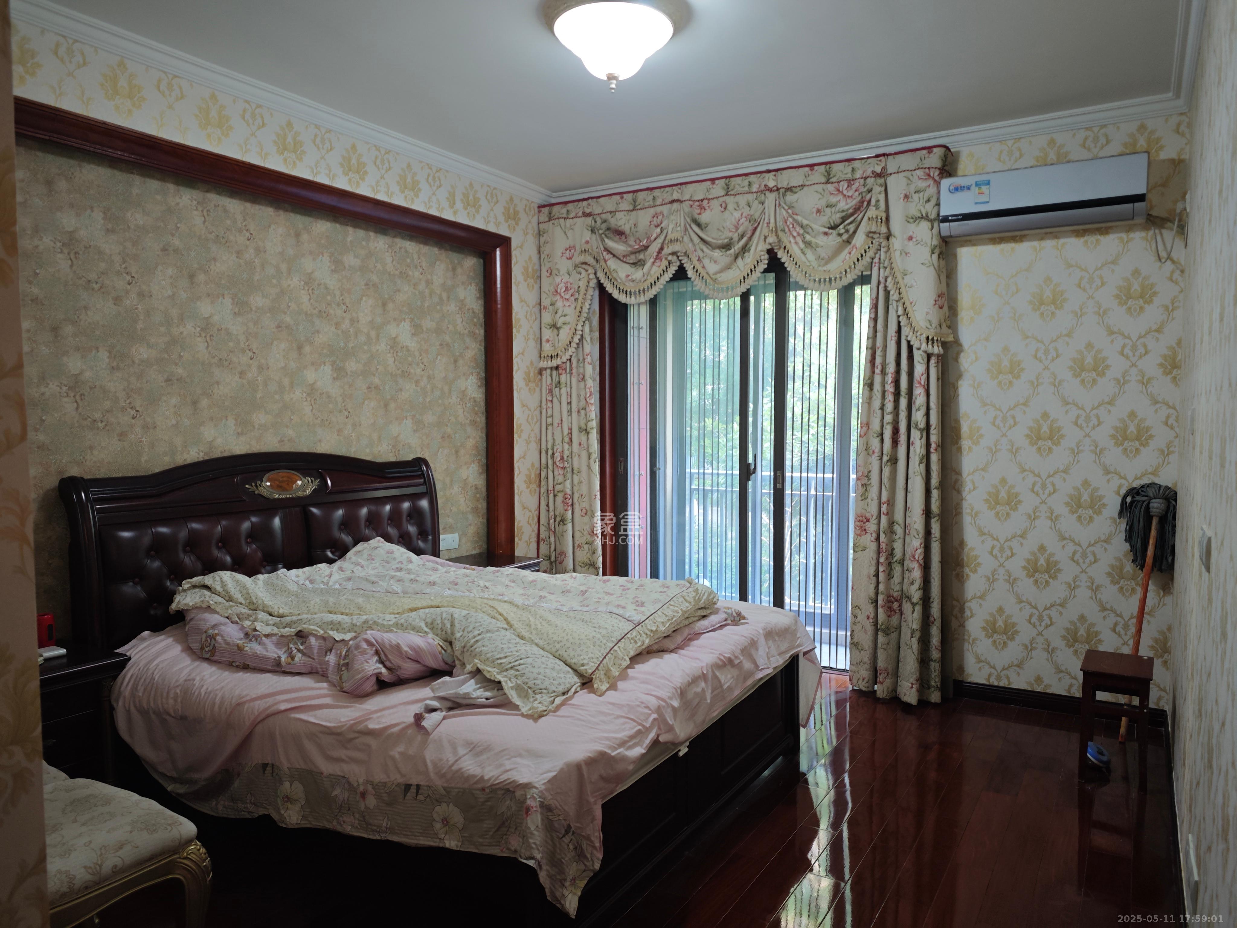 中城丽景香山园 4室2厅2卫 4200.0元/月 中城丽景香山园 4室2厅2卫 4200.0元/月室内图