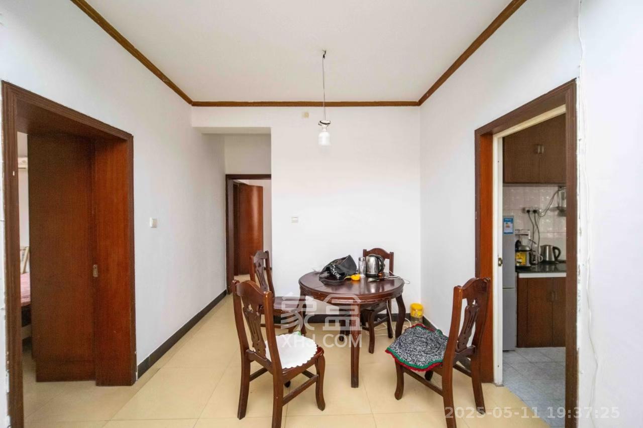 火炬村新天宾馆职工宿舍 3室2厅1卫 1900.0元/月 火炬村新天宾馆职工宿舍 3室2厅1卫 1900.0元/月室内图