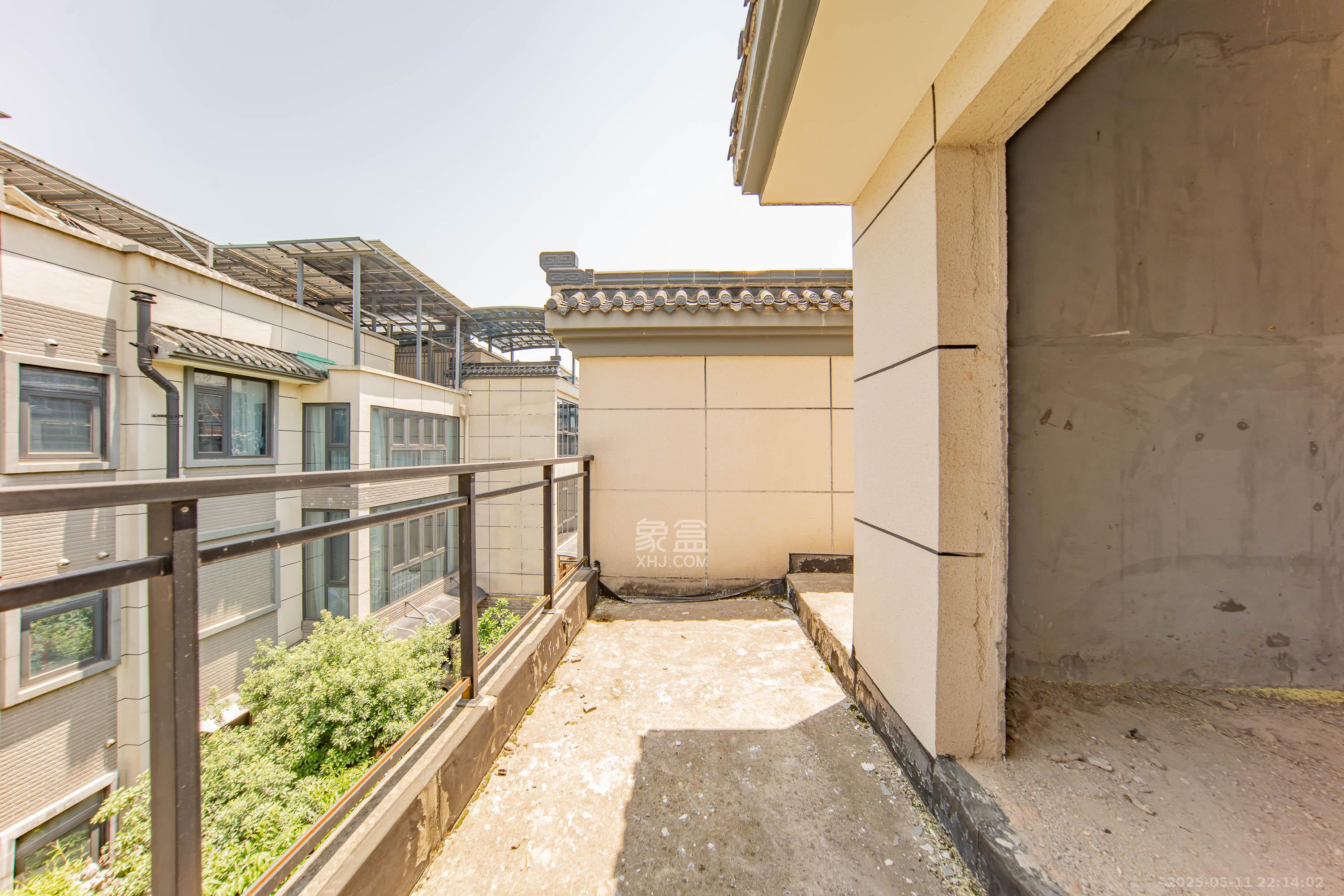 汀湘十里  6室2厅3卫   298.00万阳台
