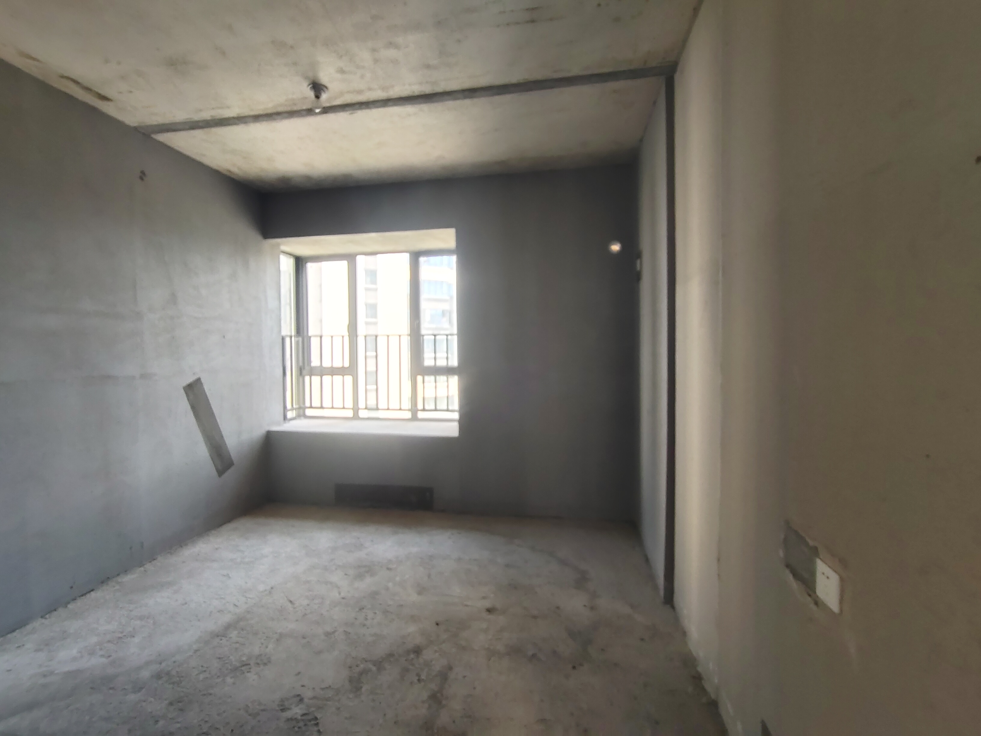 中建凤栖台  4室2厅2卫   56.00万客厅