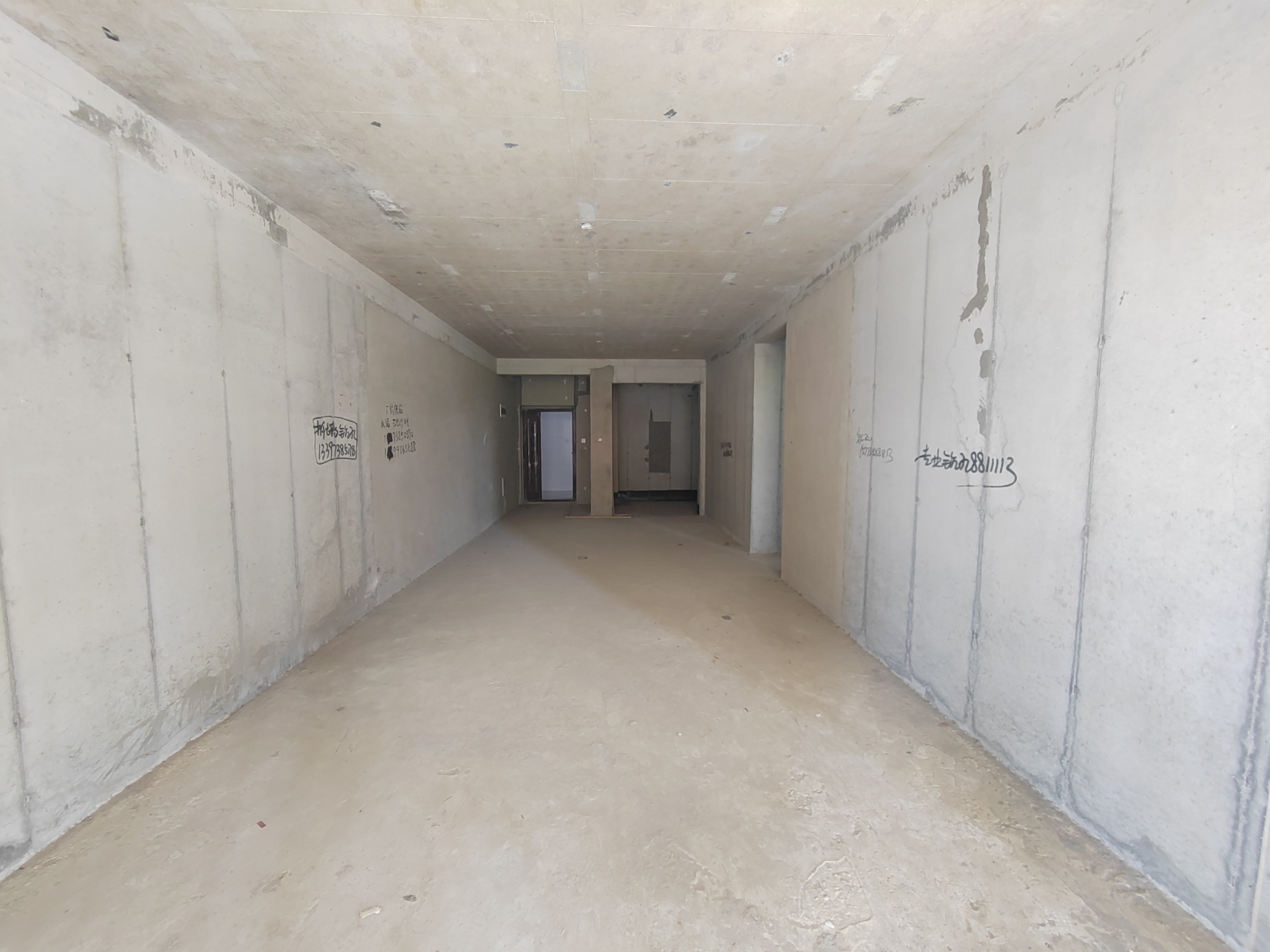 凯越湘中府 3室2厅2卫 80.0万 凯越湘中府 3室2厅2卫 80.0万客厅