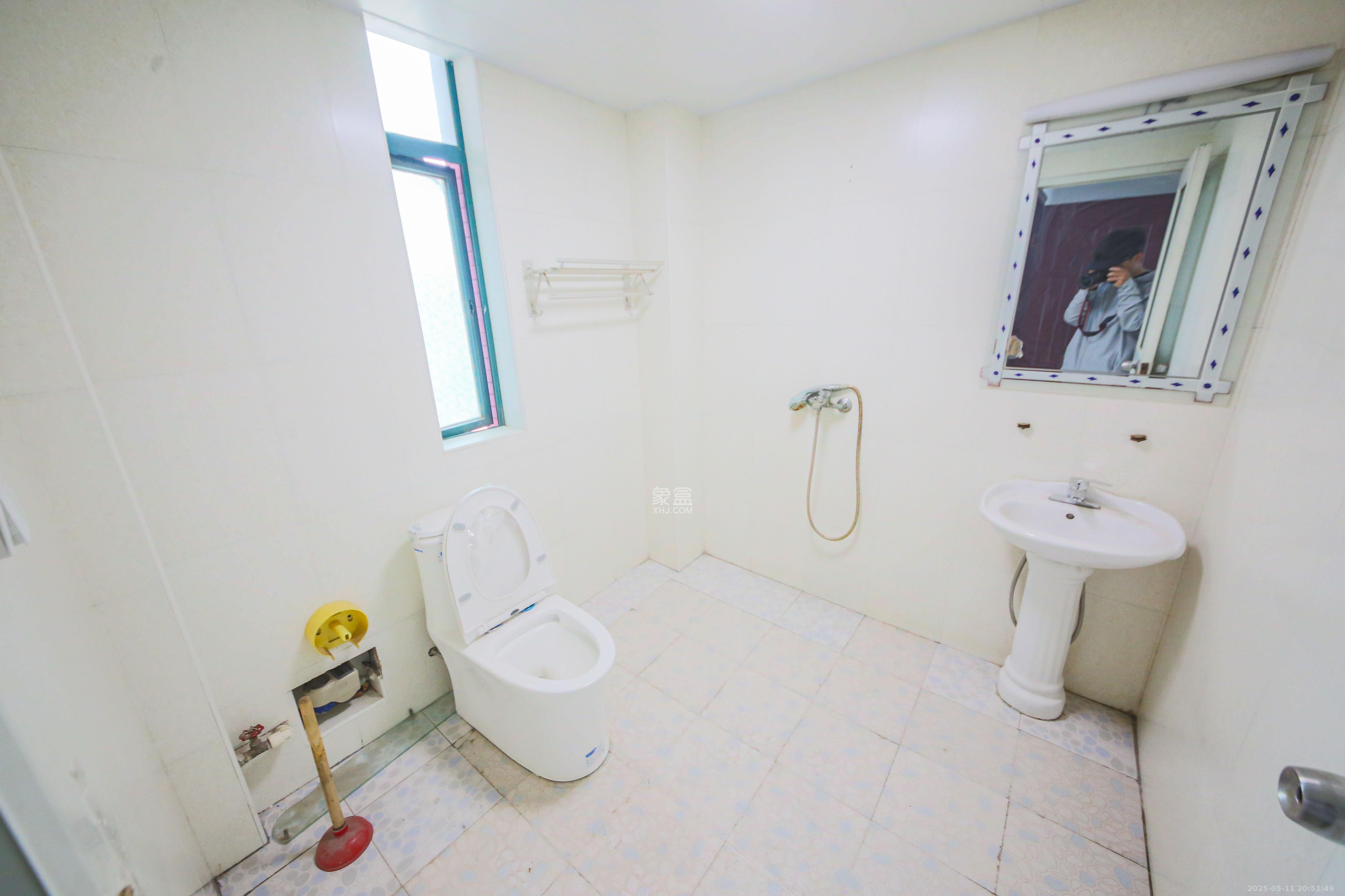 湘府东苑 3室2厅2卫 104.0万 湘府东苑 3室2厅2卫 104.0万卫生间