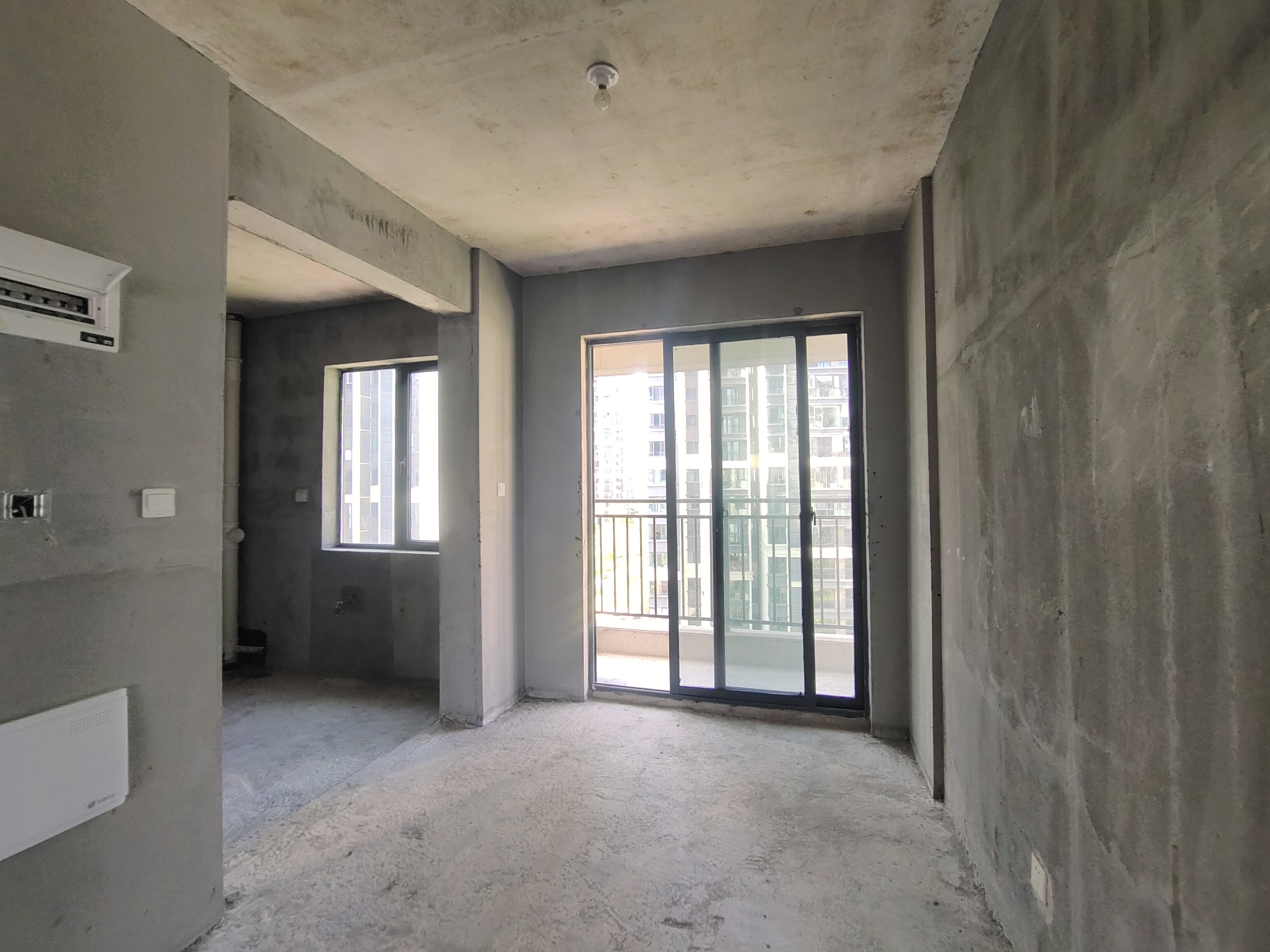 中建凤栖台  4室2厅2卫   56.00万客厅