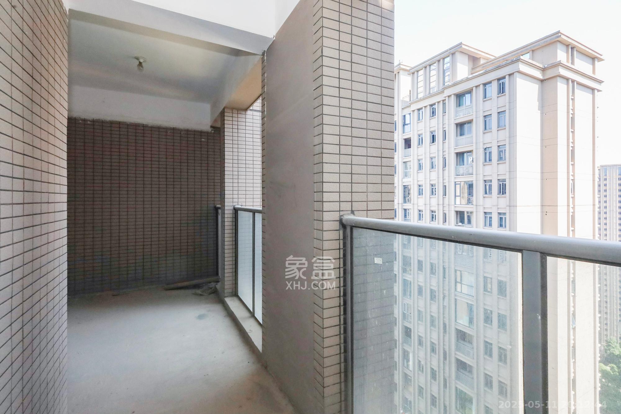 八方小区C区  4室2厅2卫   588.00万阳台