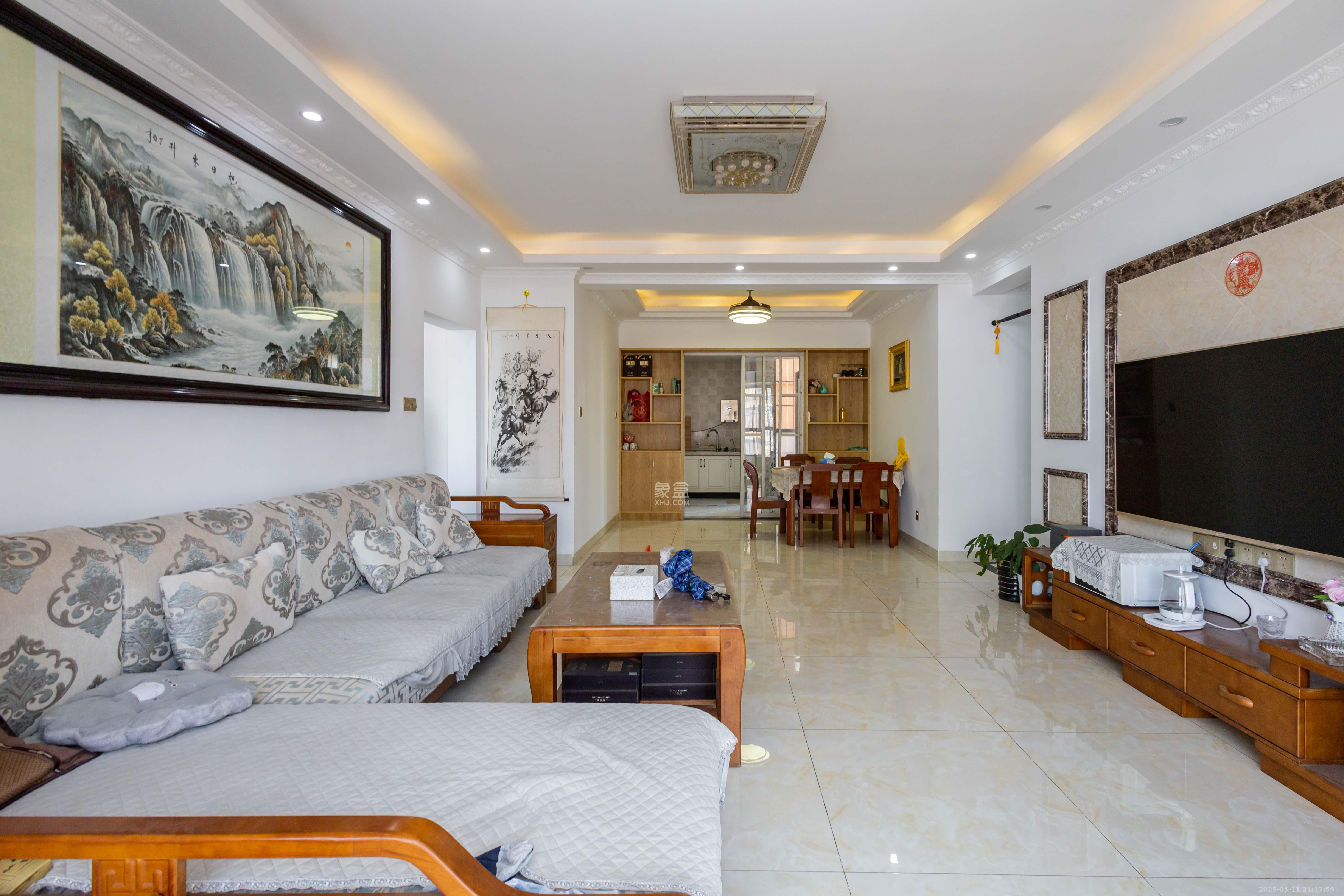 紫华郡 4室2厅2卫 89.8万 紫华郡 4室2厅2卫 89.8万客厅