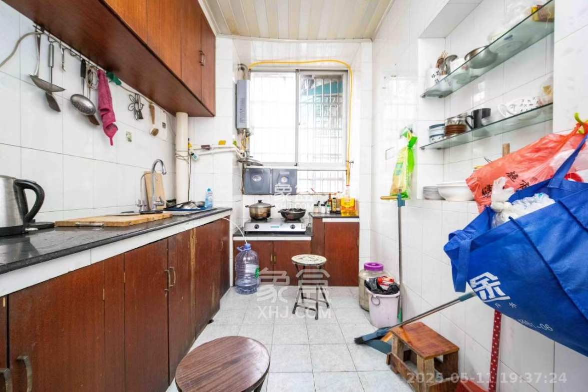 火炬村新天宾馆职工宿舍 3室2厅1卫 1900.00元/月 火炬村新天宾馆职工宿舍 3室2厅1卫 1900.00元/月室内图