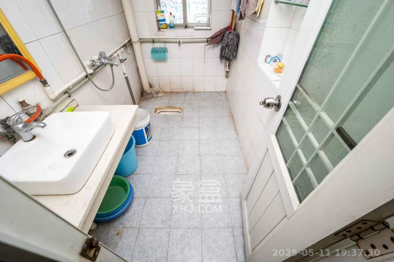 火炬村新天宾馆职工宿舍 3室2厅1卫 1900.0元/月 火炬村新天宾馆职工宿舍 3室2厅1卫 1900.0元/月室内图