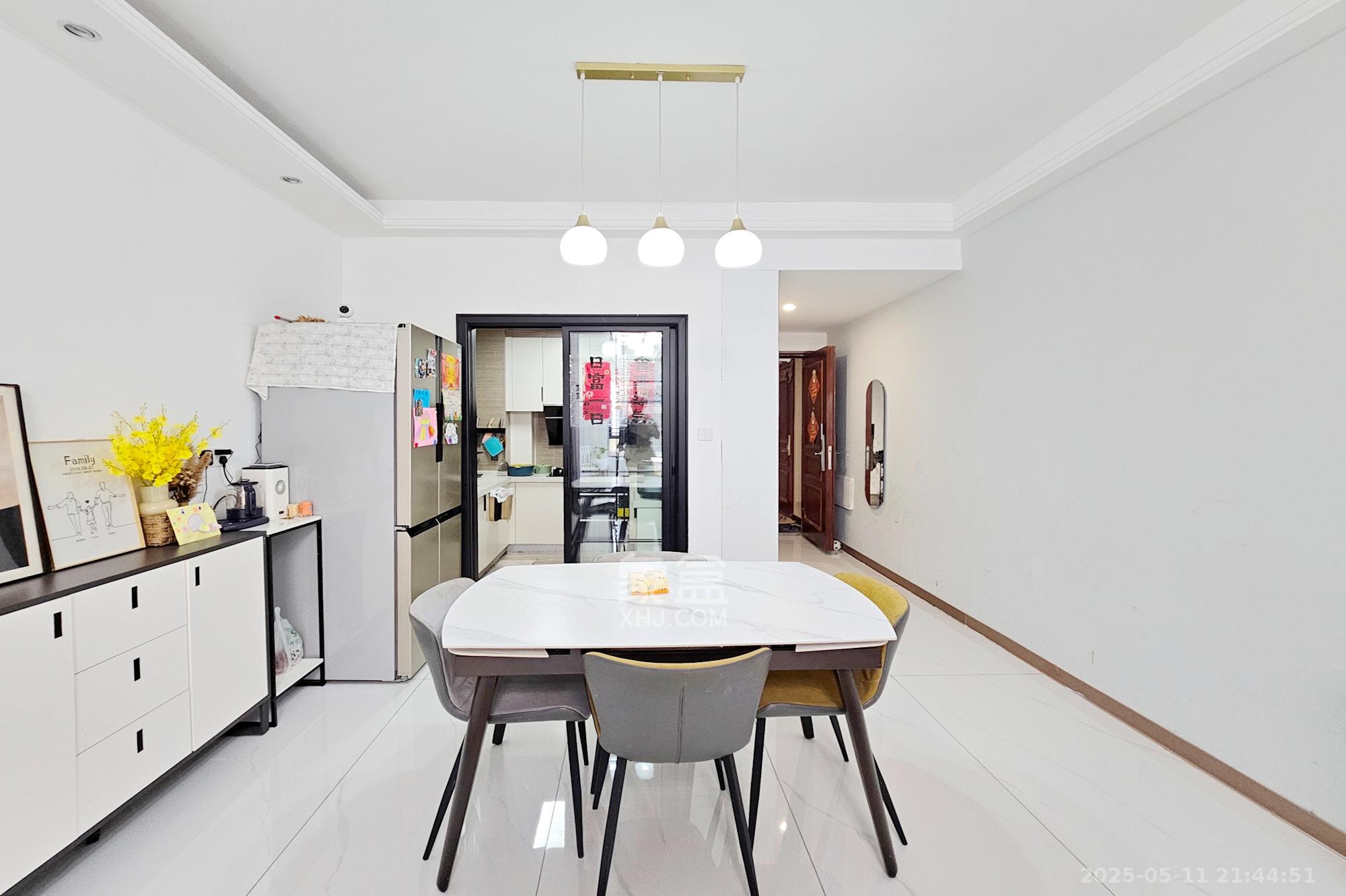 阳光城尚东湾青云苑 3室2厅2卫 112.8万 阳光城尚东湾青云苑 3室2厅2卫 112.8万客厅