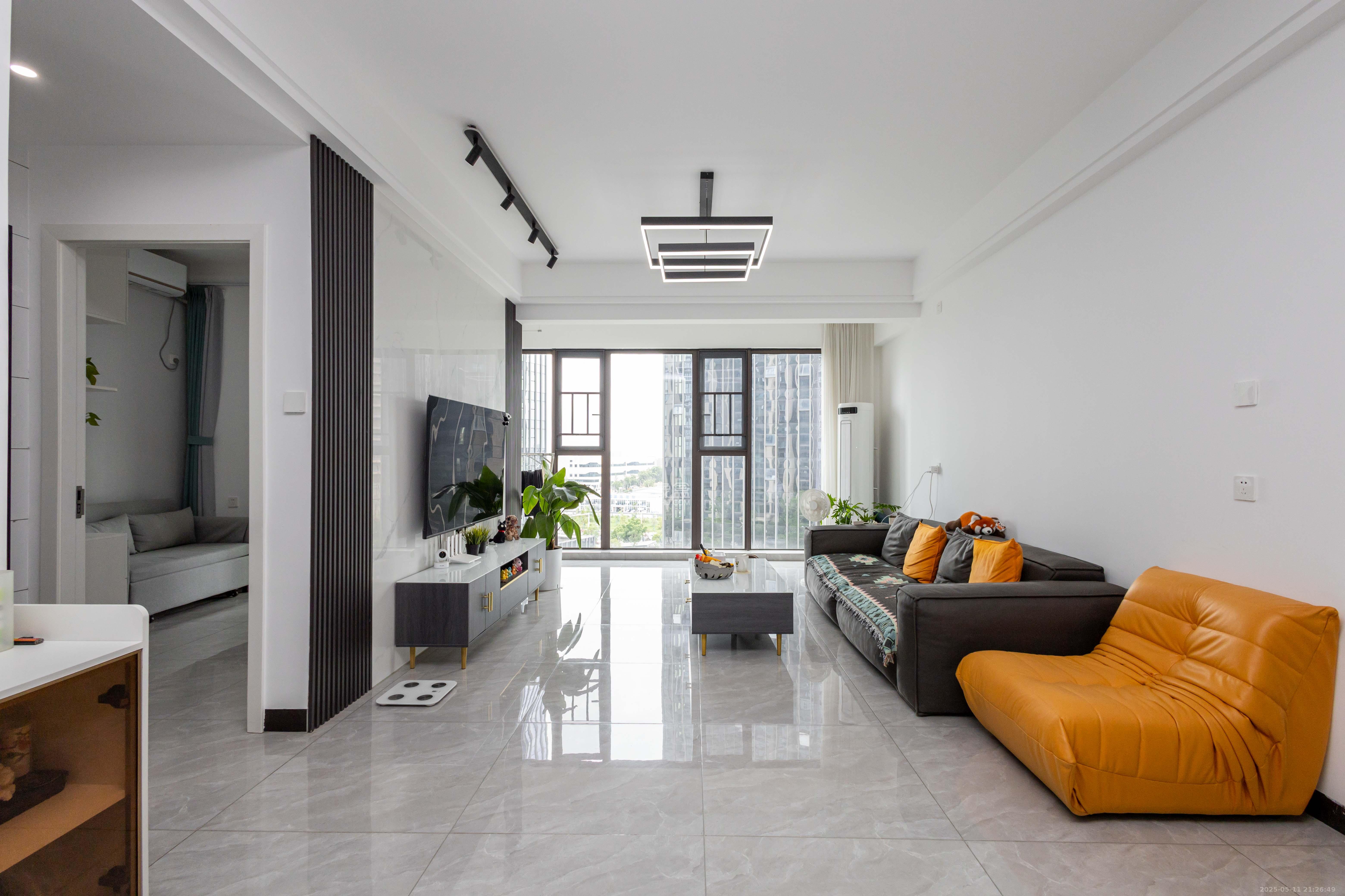 湘域芯城一期  3室2厅2卫    102.0万 湘域芯城一期  3室2厅2卫    102.0万客厅