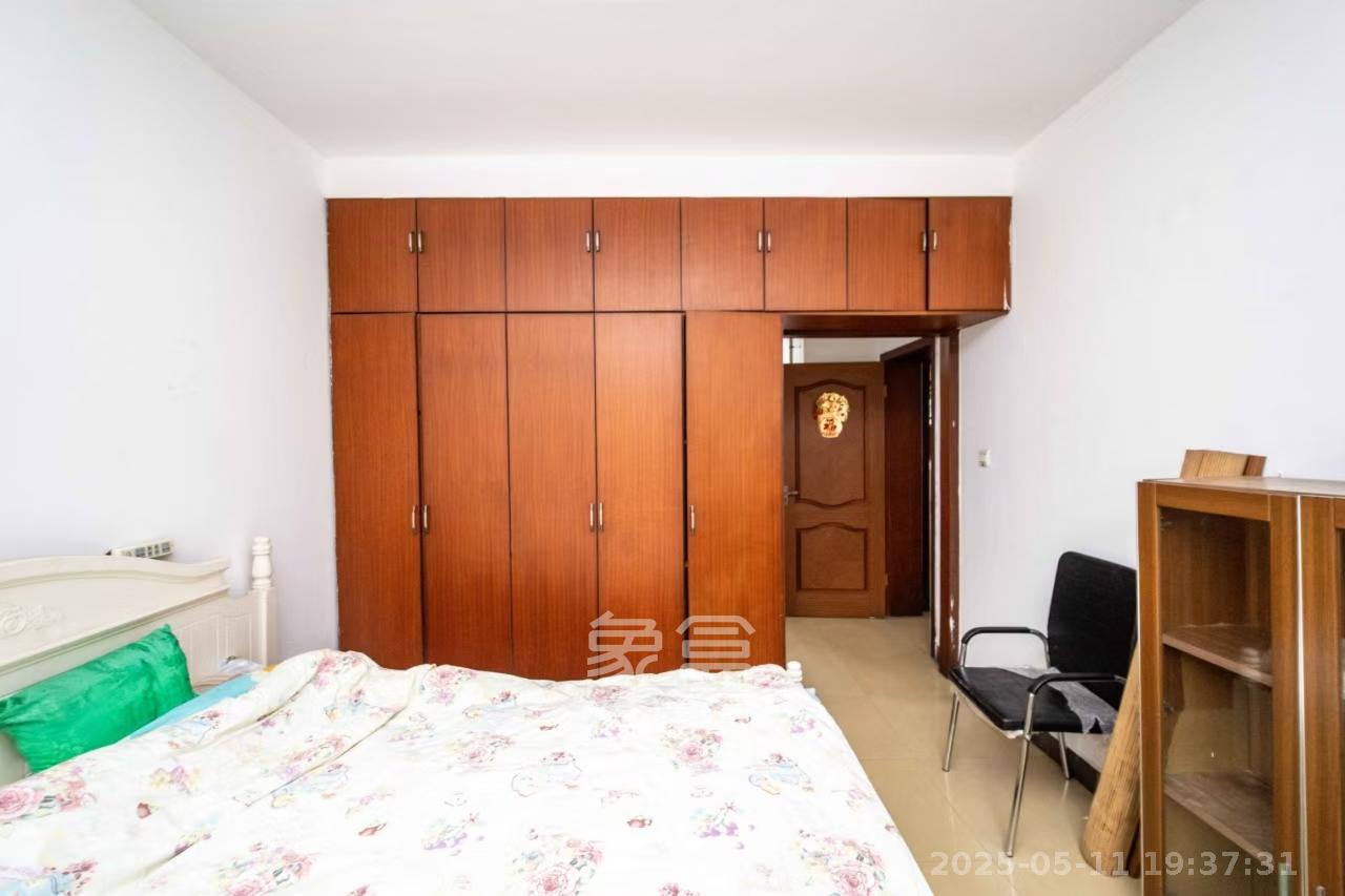 火炬村新天宾馆职工宿舍 3室2厅1卫 1900.0元/月 火炬村新天宾馆职工宿舍 3室2厅1卫 1900.0元/月室内图