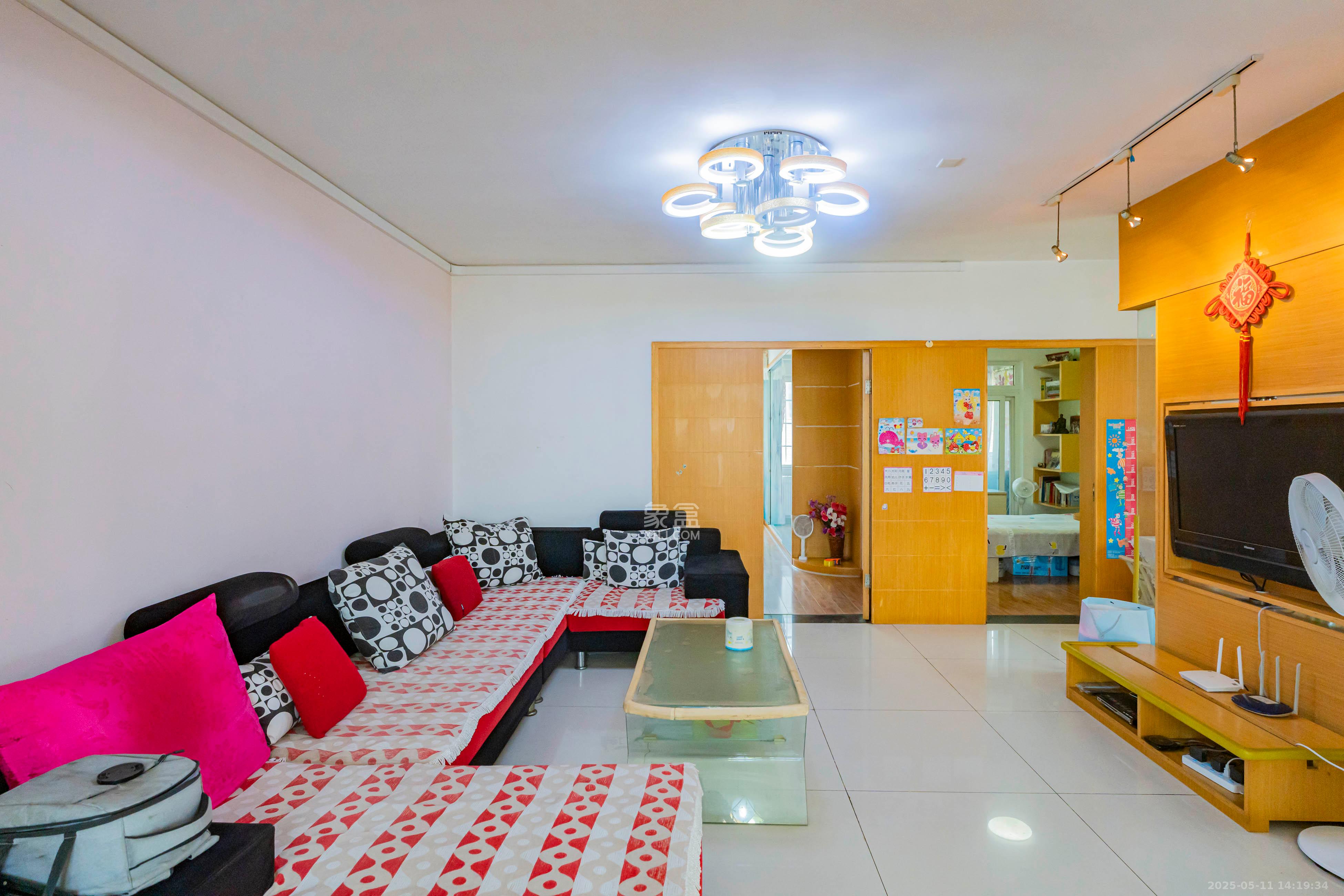 洪山家园 3室2厅2卫 68.0万 洪山家园 3室2厅2卫 68.0万客厅