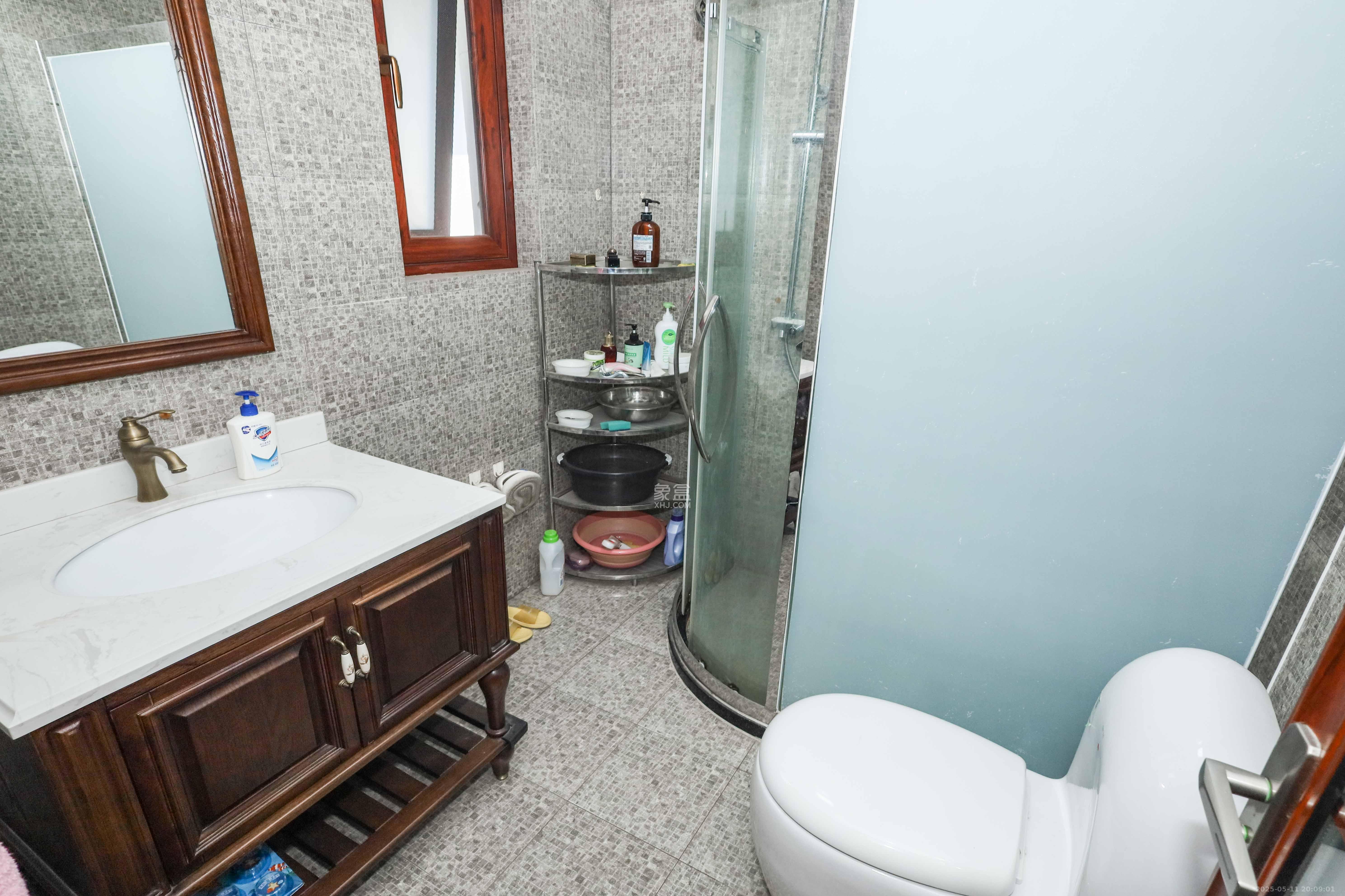 银华山庄 4室2厅2卫 135.0万 银华山庄 4室2厅2卫 135.0万卫生间