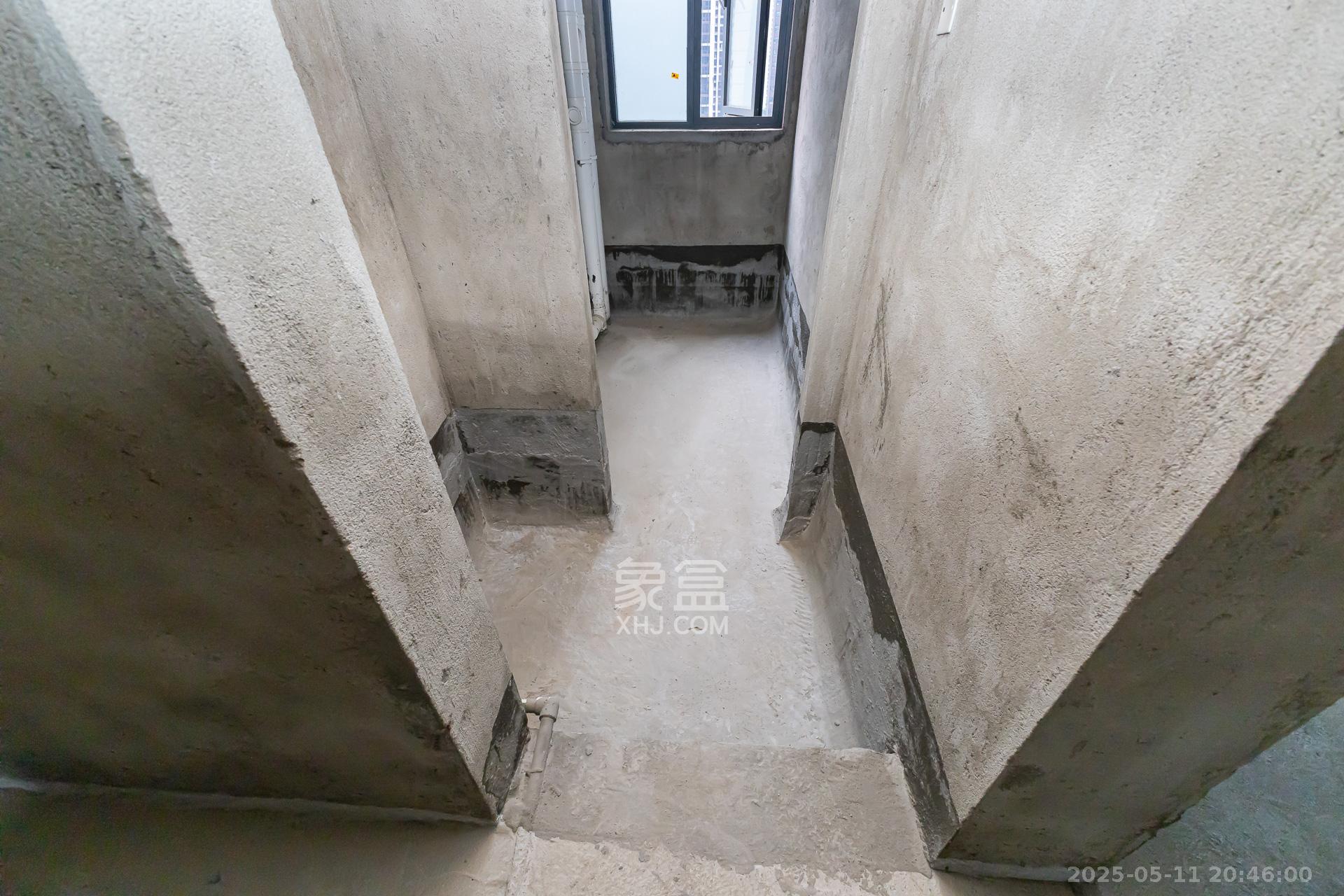 滨江学府  4室2厅2卫   130.00万卫生间