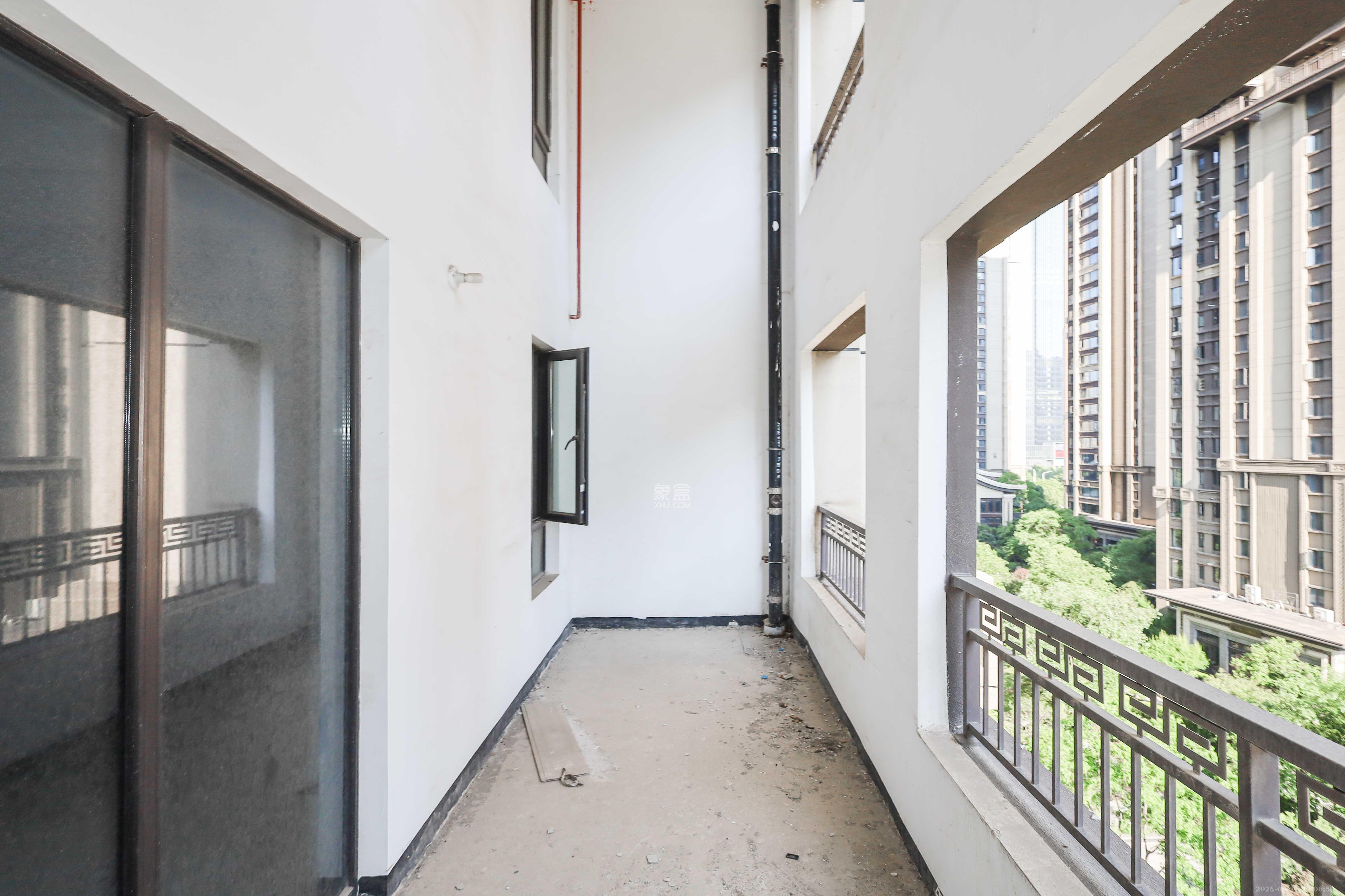 建发央著  4室2厅2卫   249.00万阳台