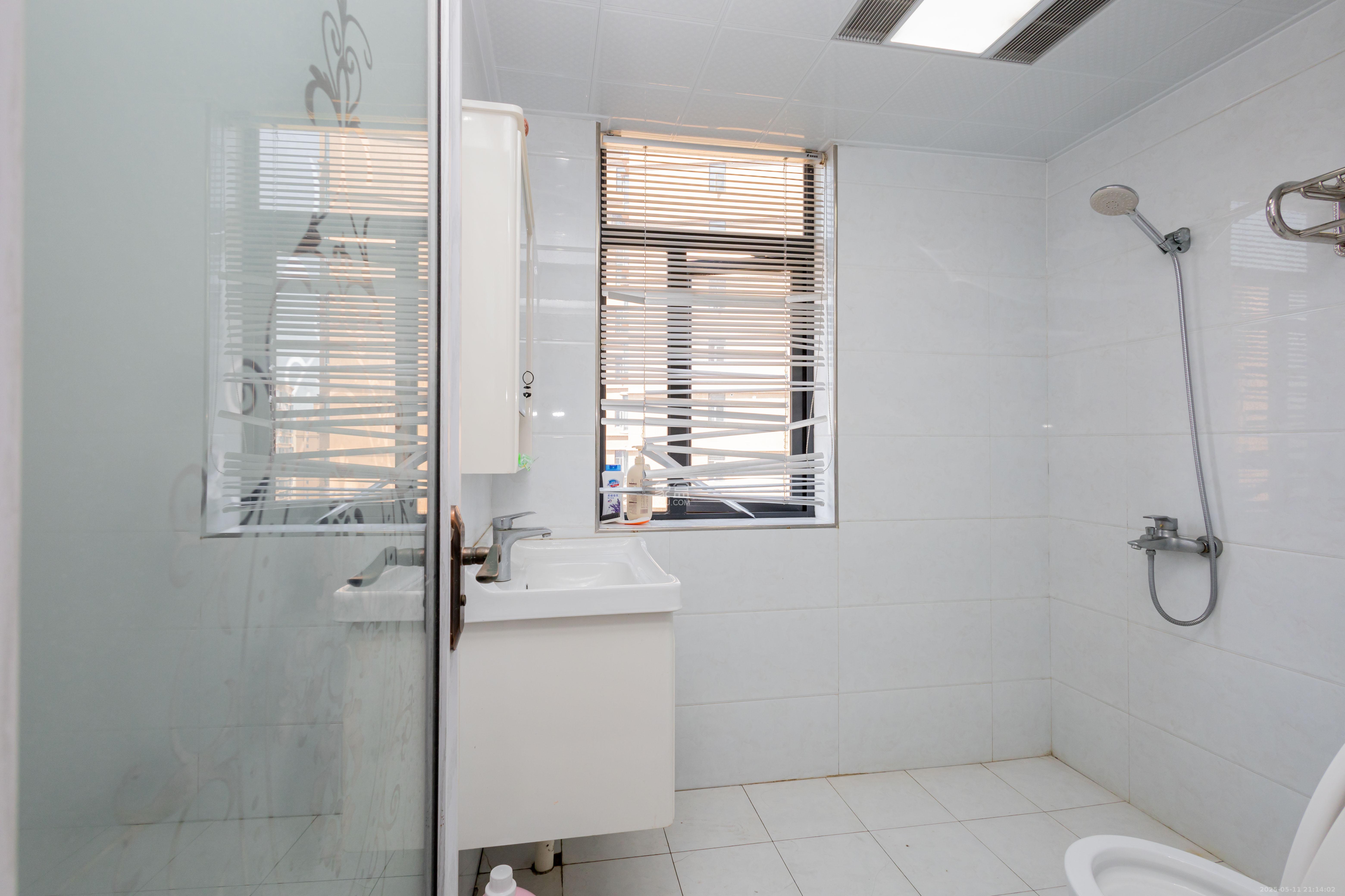 紫华郡 4室2厅2卫 89.8万 紫华郡 4室2厅2卫 89.8万卫生间