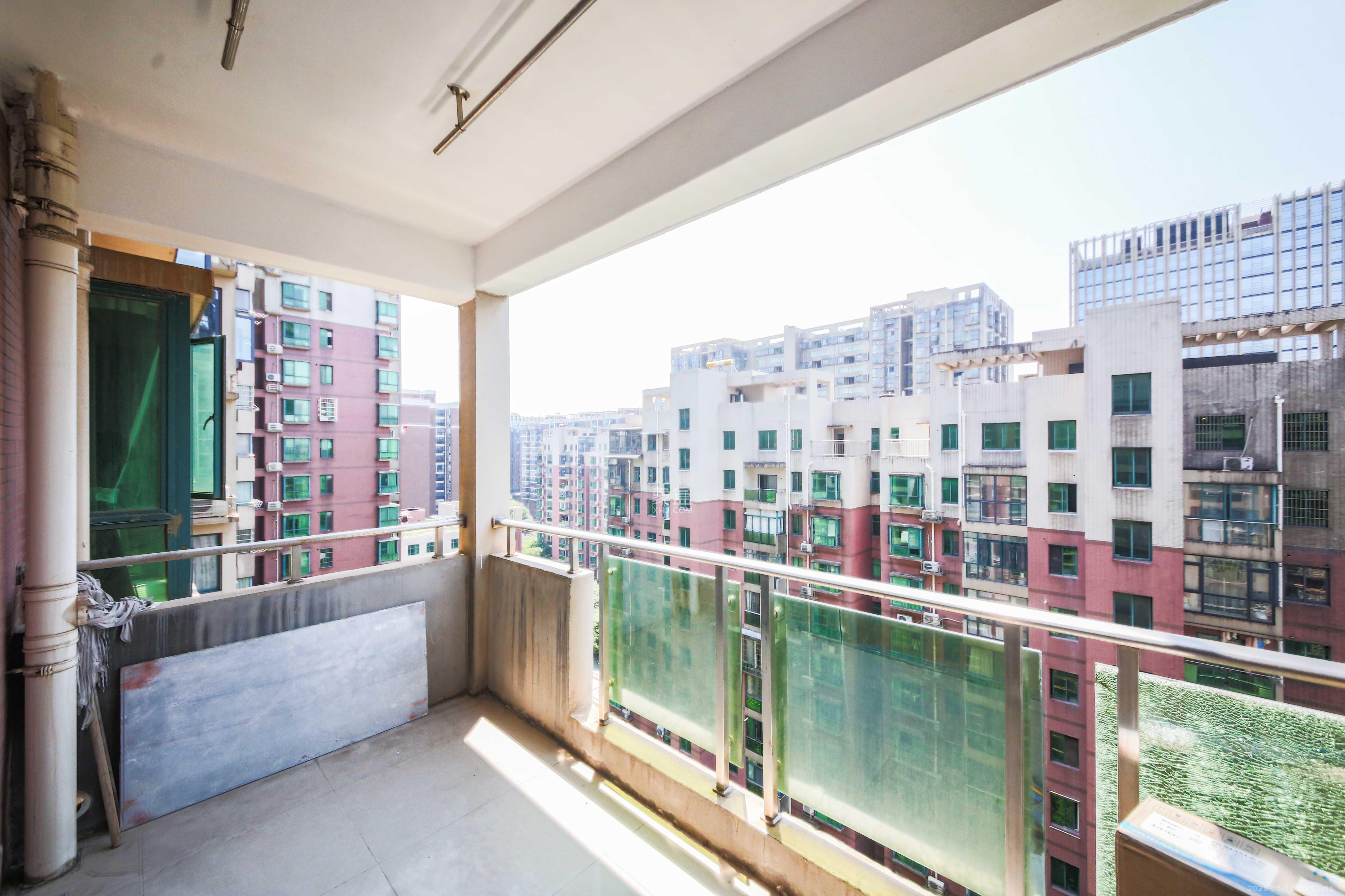 湘府东苑 3室2厅2卫 104.0万 湘府东苑 3室2厅2卫 104.0万阳台