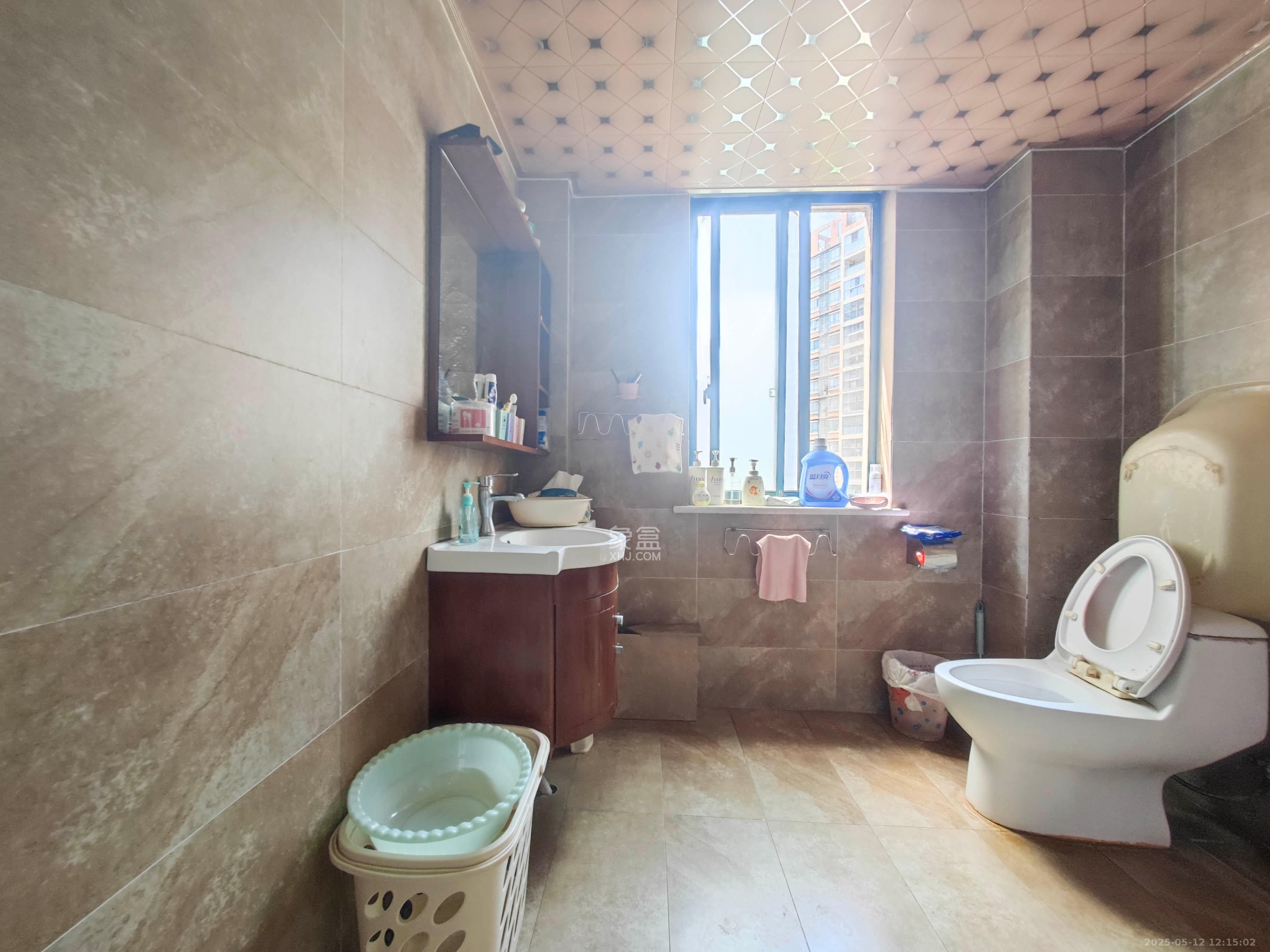 华盛世纪新城 3室2厅2卫 95.0万 华盛世纪新城 3室2厅2卫 95.0万卫生间