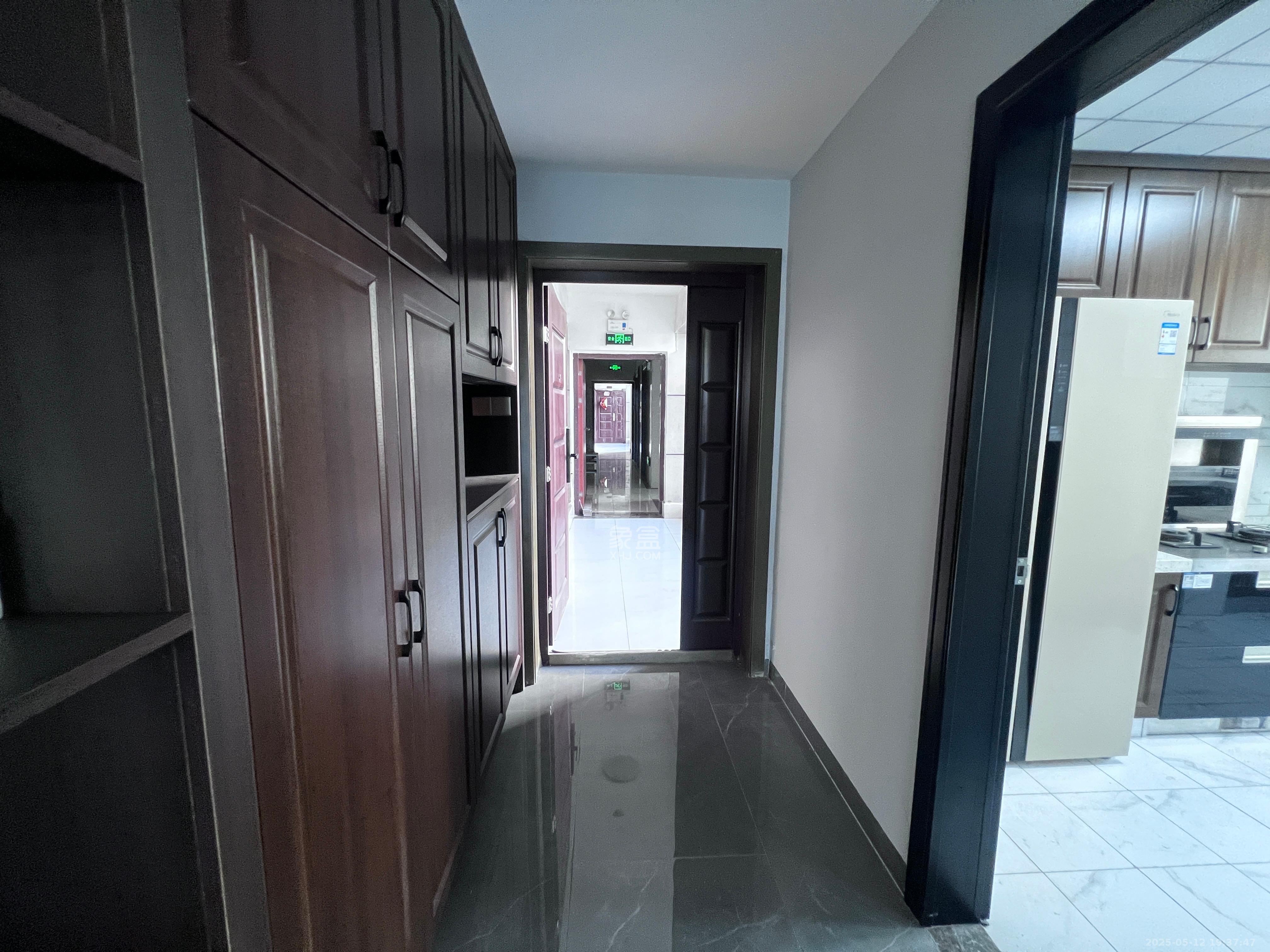 湾田九华湖畔壹号 5室2厅2卫 138.0万 湾田九华湖畔壹号 5室2厅2卫 138.0万客厅