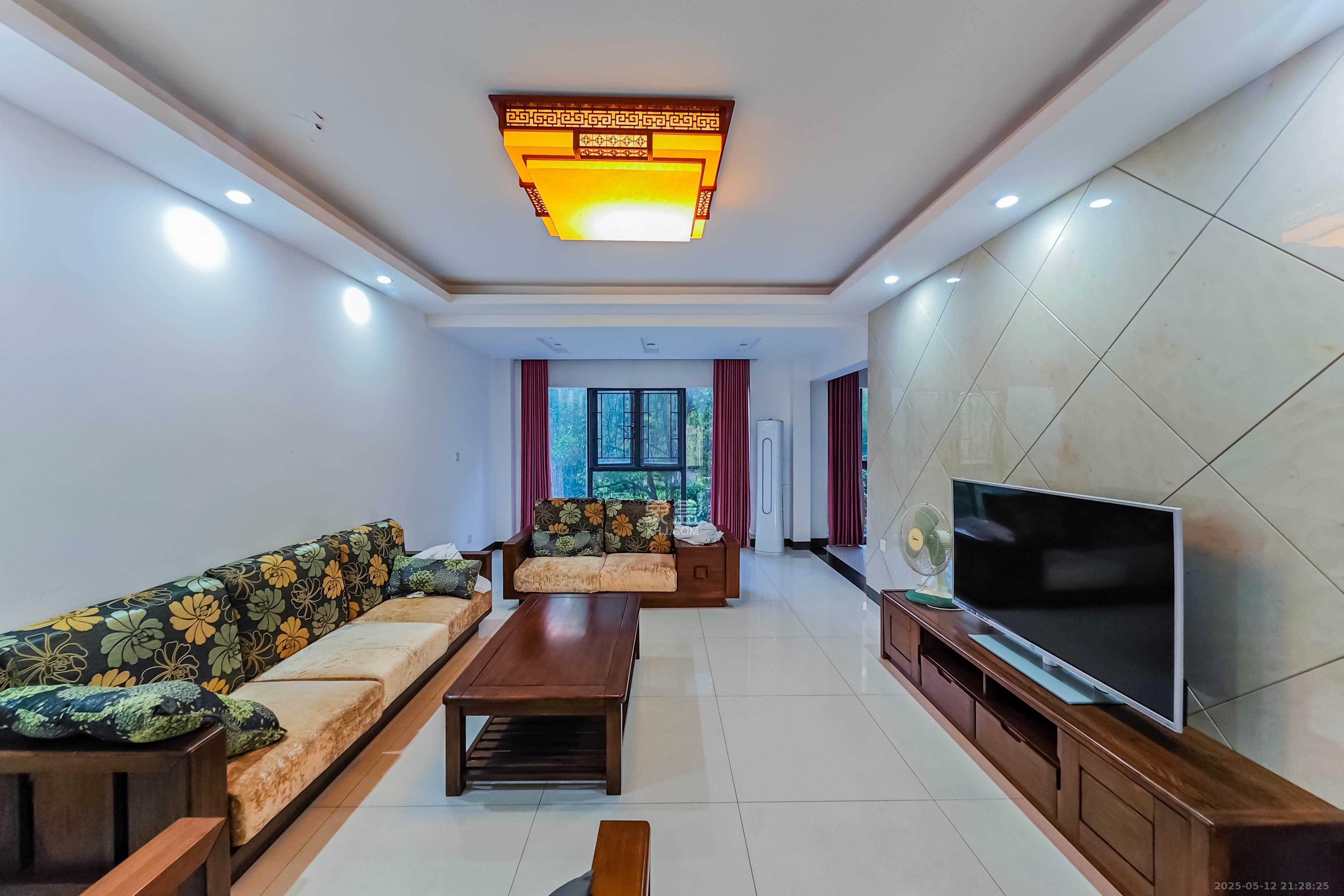 中城丽景香山园 3室2厅2卫 155.0万 中城丽景香山园 3室2厅2卫 155.0万客厅