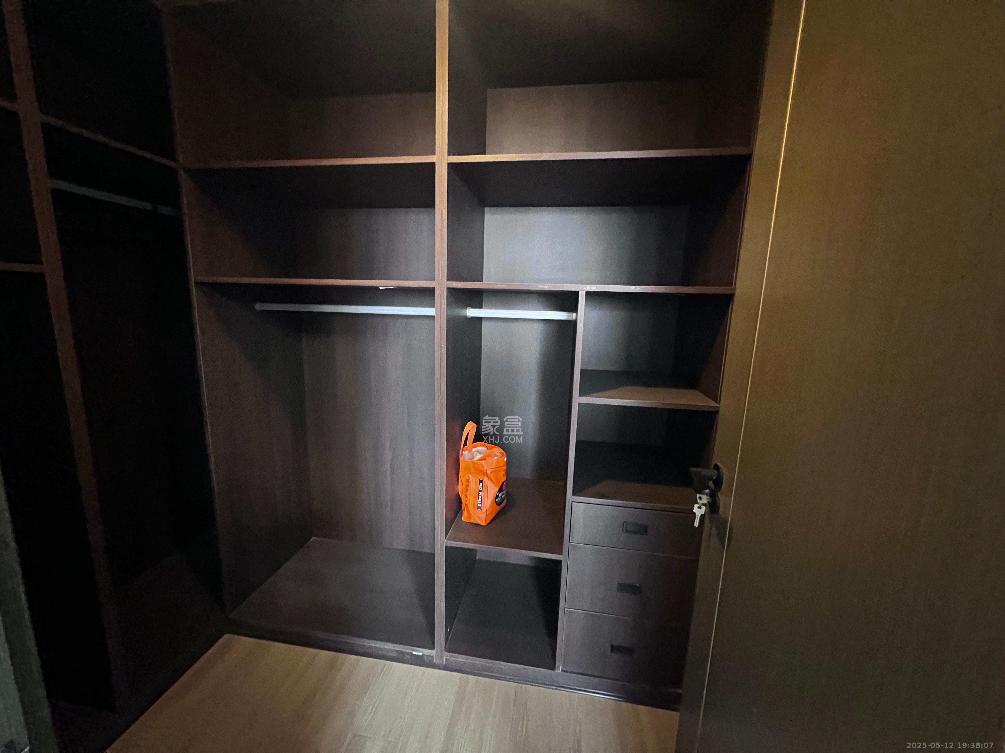 湾田九华湖畔壹号 5室2厅2卫 138.0万 湾田九华湖畔壹号 5室2厅2卫 138.0万客厅