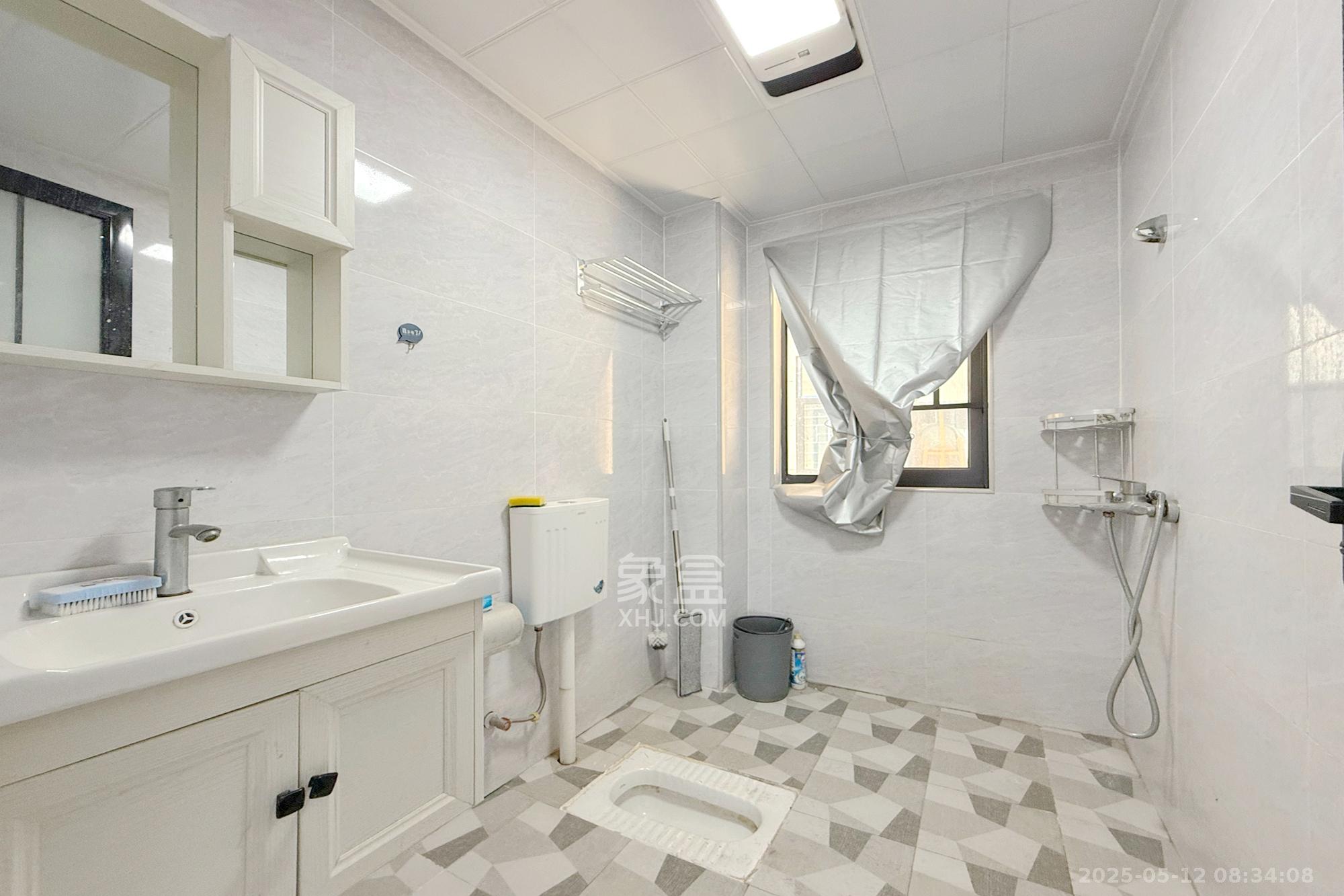 荣盛岳麓峰景  3室2厅1卫    65.0万 荣盛岳麓峰景  3室2厅1卫    65.0万卫生间