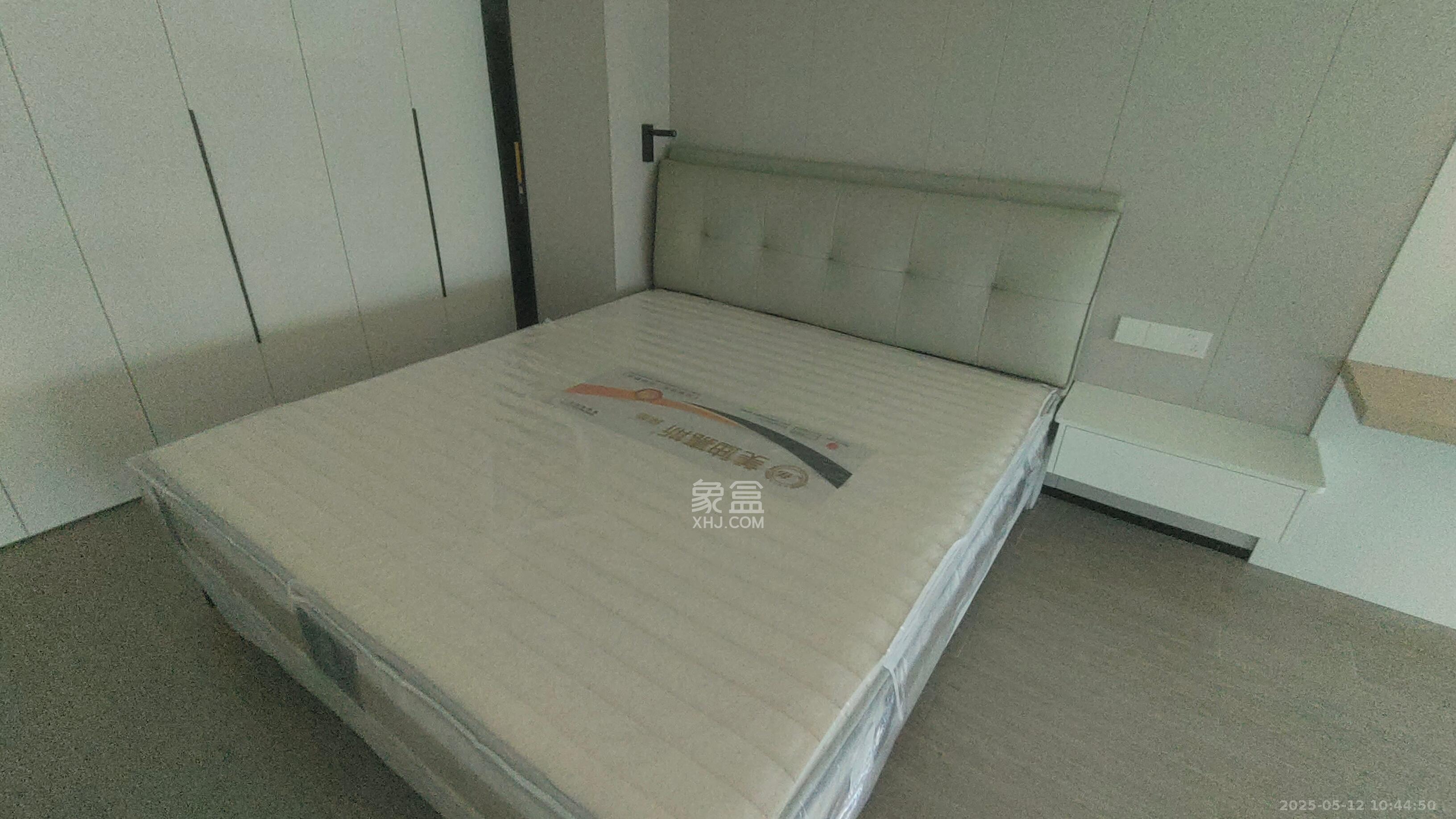 绿地V岛  1室1厅1卫   2500.00元/月室内图