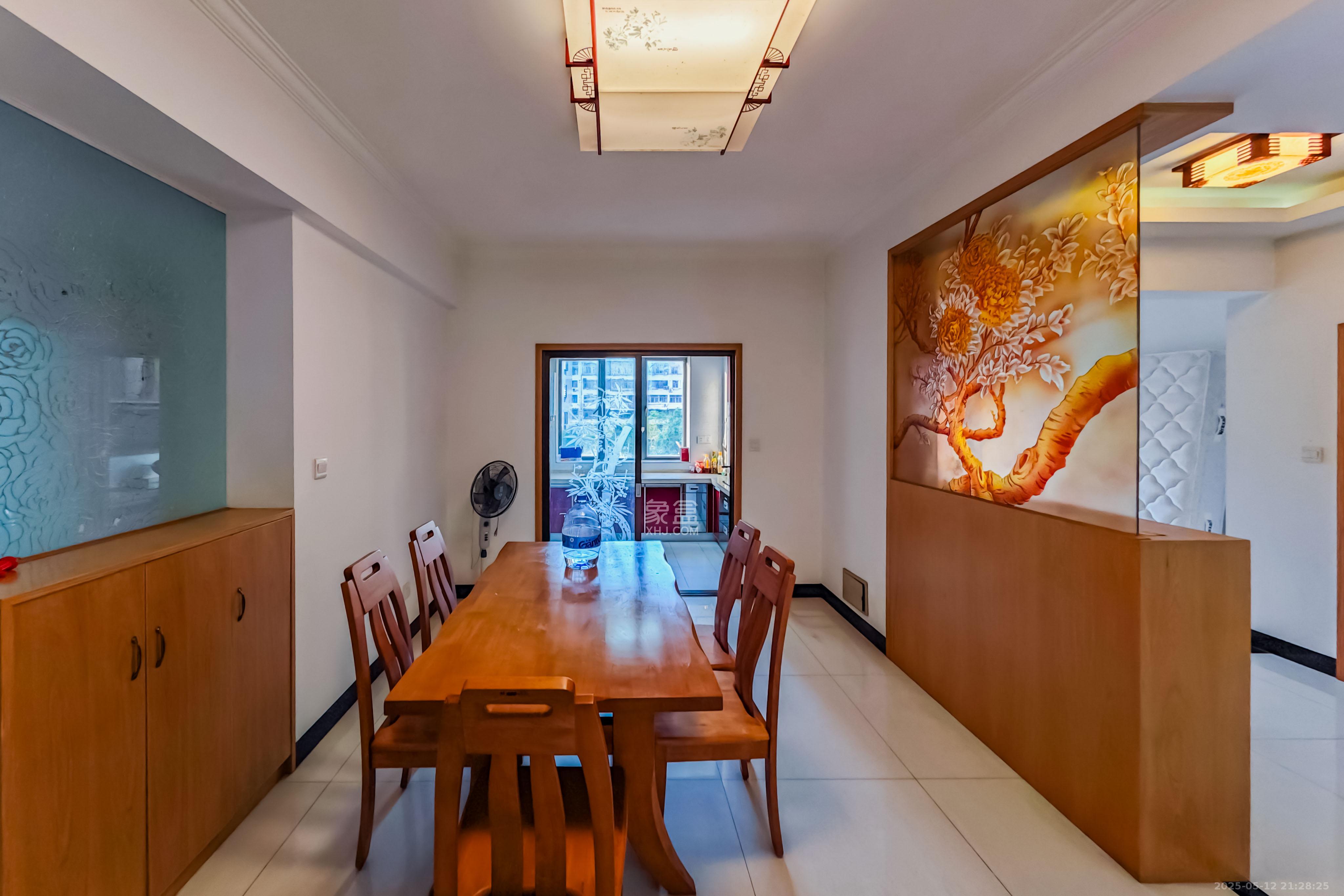 中城丽景香山园 3室2厅2卫 155.0万 中城丽景香山园 3室2厅2卫 155.0万客厅