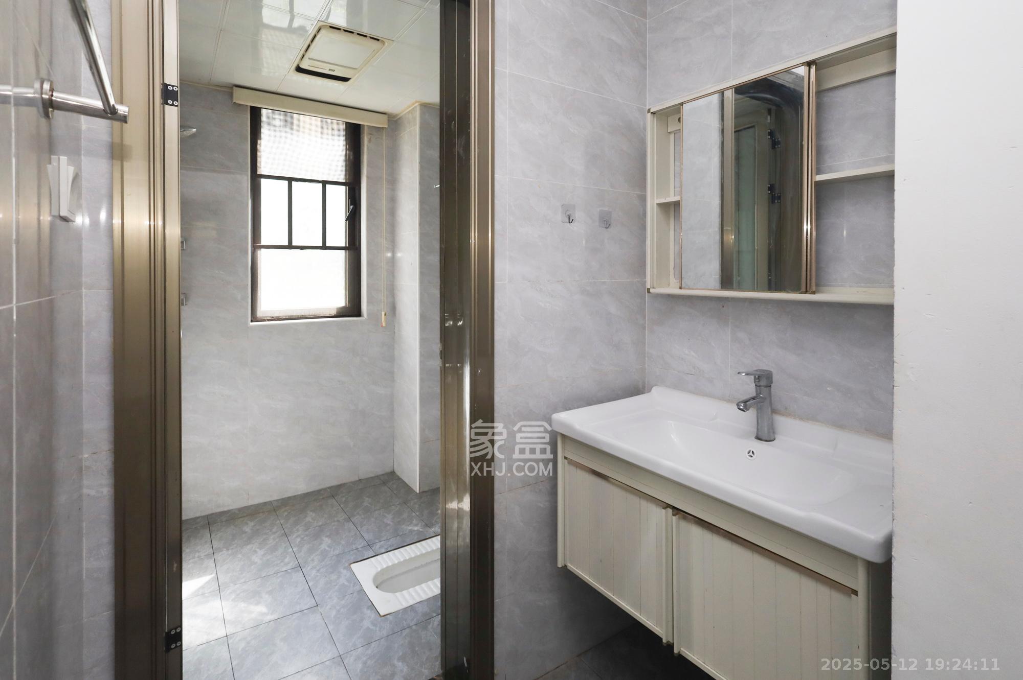 绿地海外滩二期 3室2厅2卫 60.0万 绿地海外滩二期 3室2厅2卫 60.0万卫生间