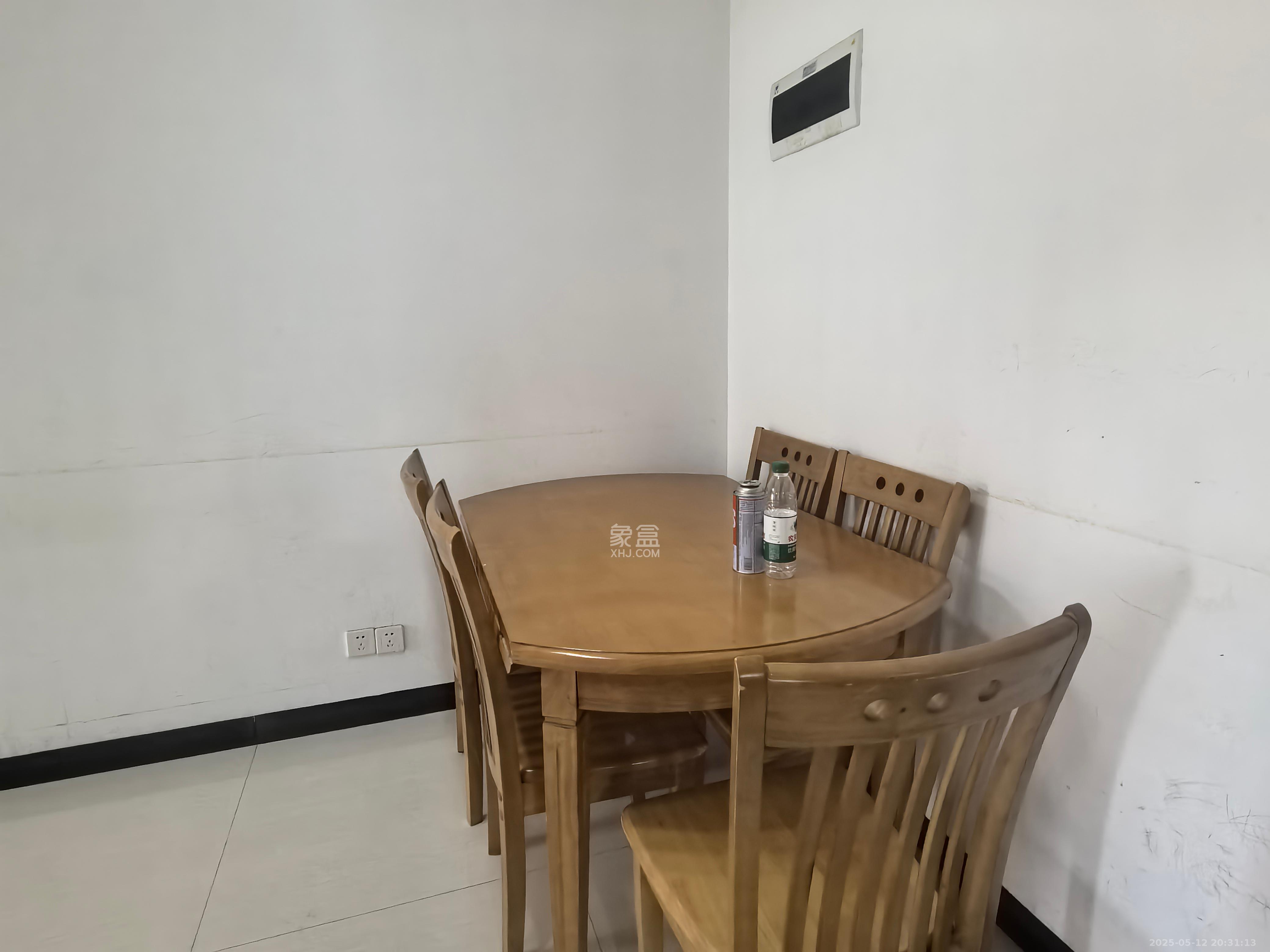 三一街区  3室2厅1卫   1600.00元/月室内图