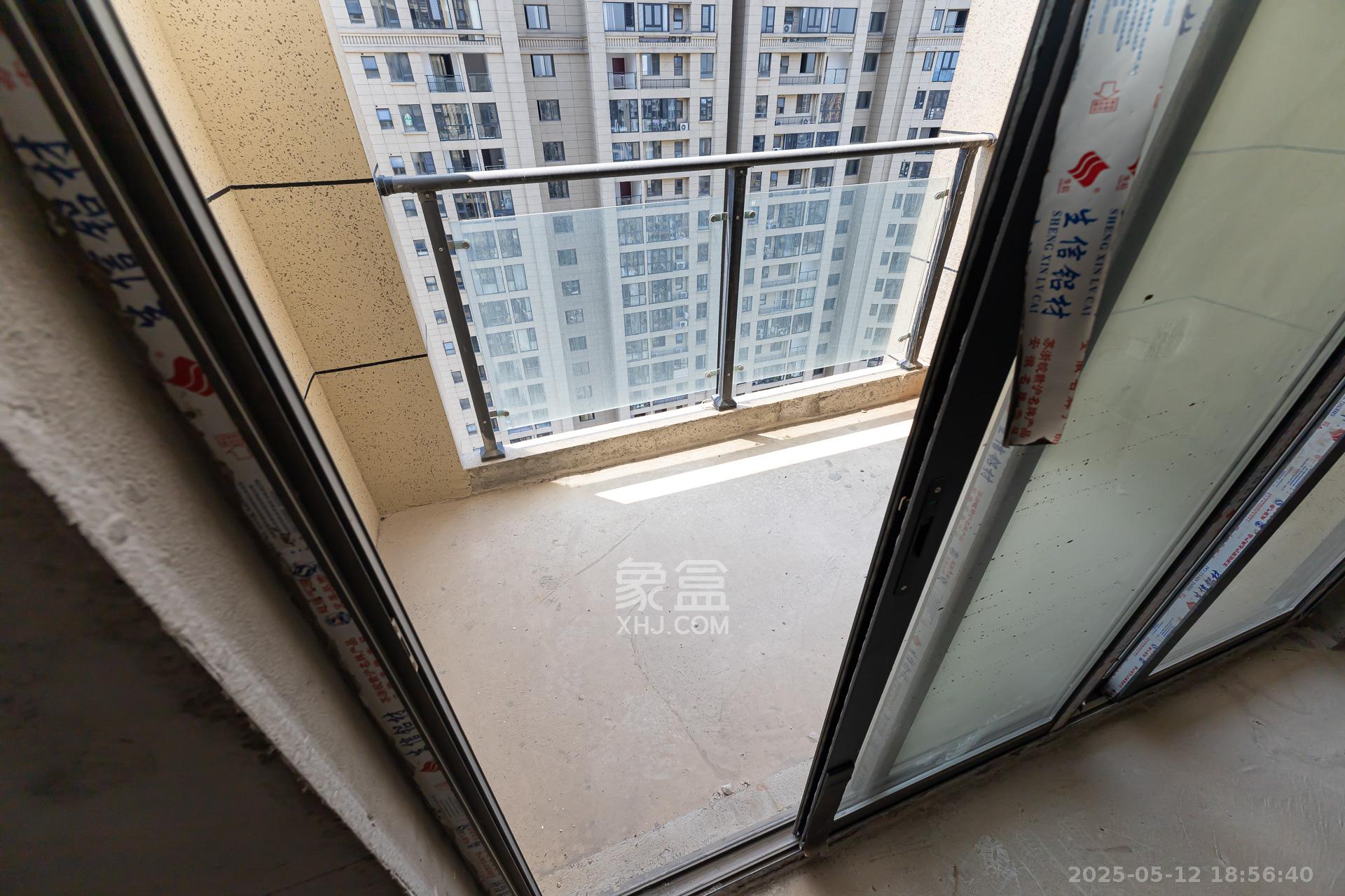 明发阅江悦府  3室2厅1卫   76.00万阳台