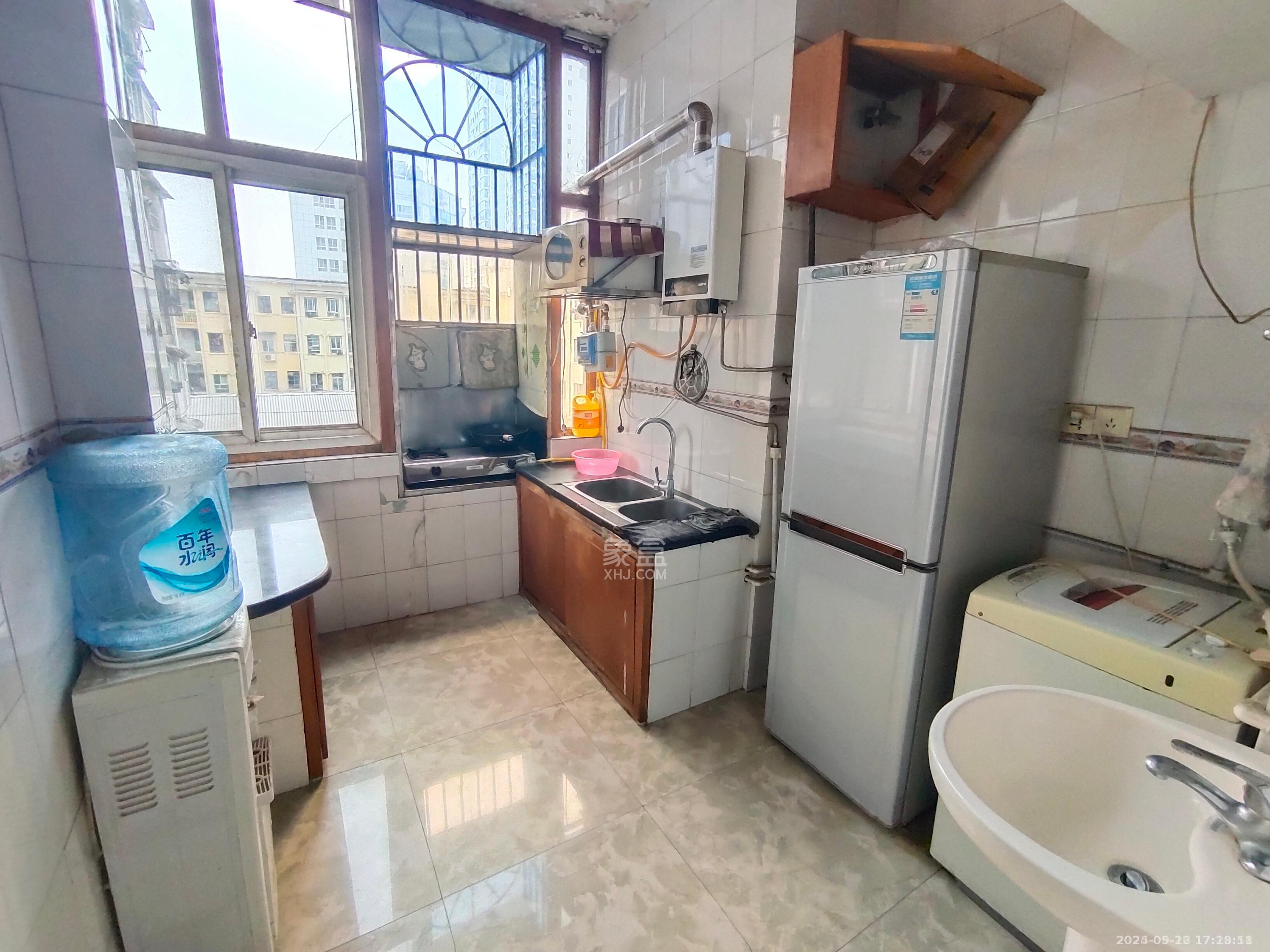 银馨家园(贺家土电厂生活区) 1室1厅1卫 700.0元/月 银馨家园(贺家土电厂生活区) 1室1厅1卫 700.0元/月室内图