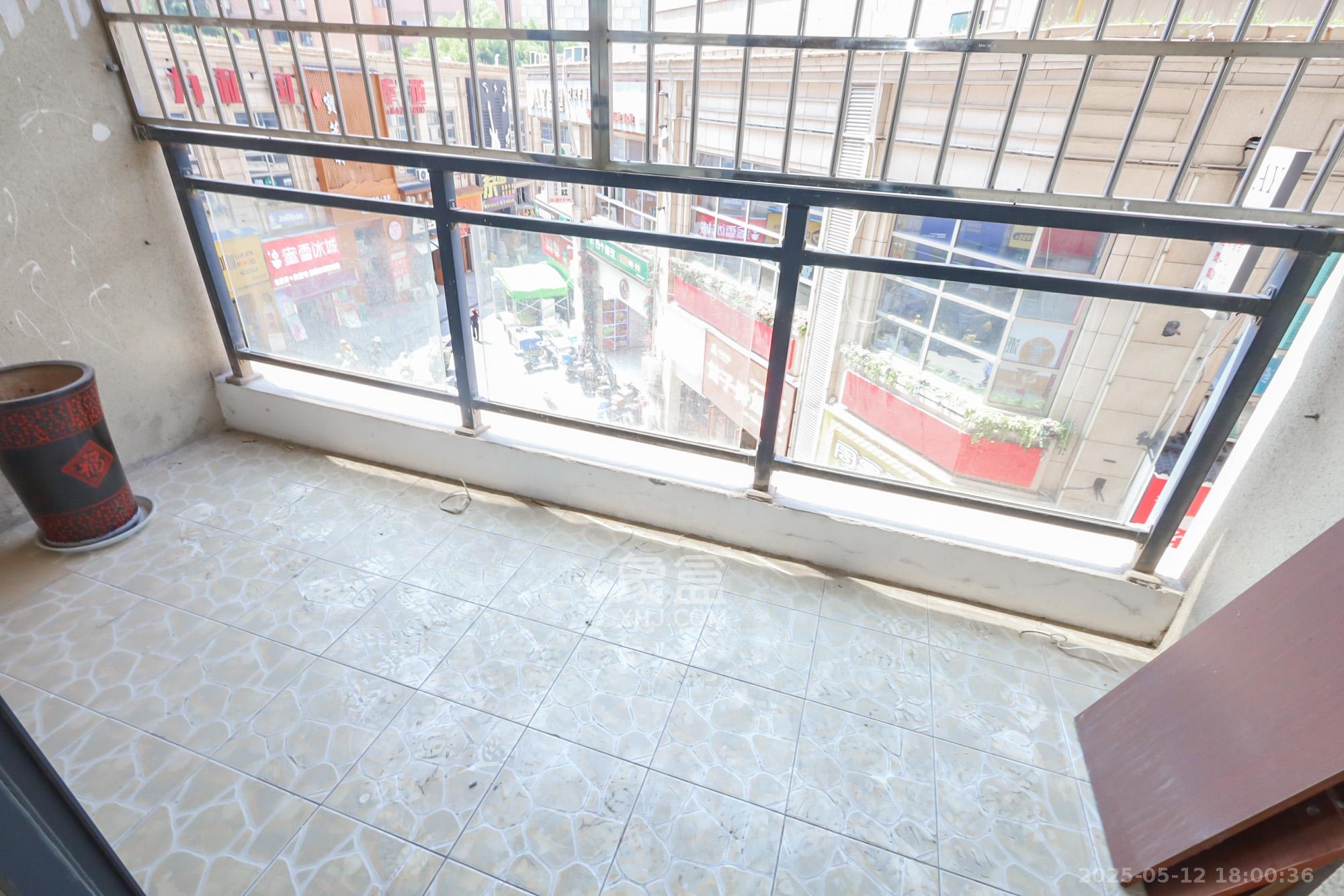 奥克斯广场  2室2厅1卫   130.00万阳台