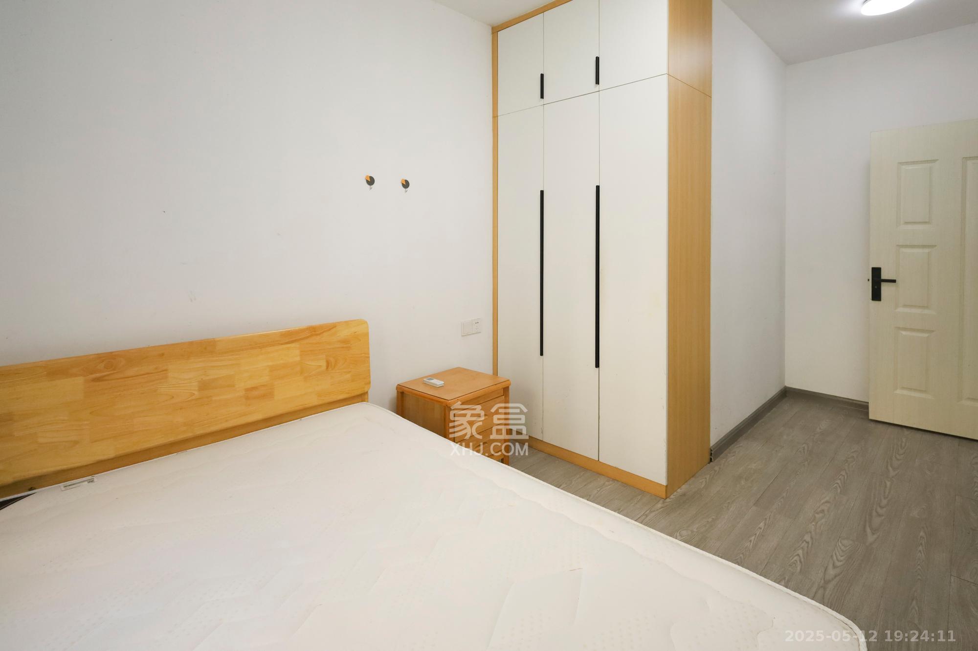 绿地海外滩二期 3室2厅2卫 60.0万 绿地海外滩二期 3室2厅2卫 60.0万卧室