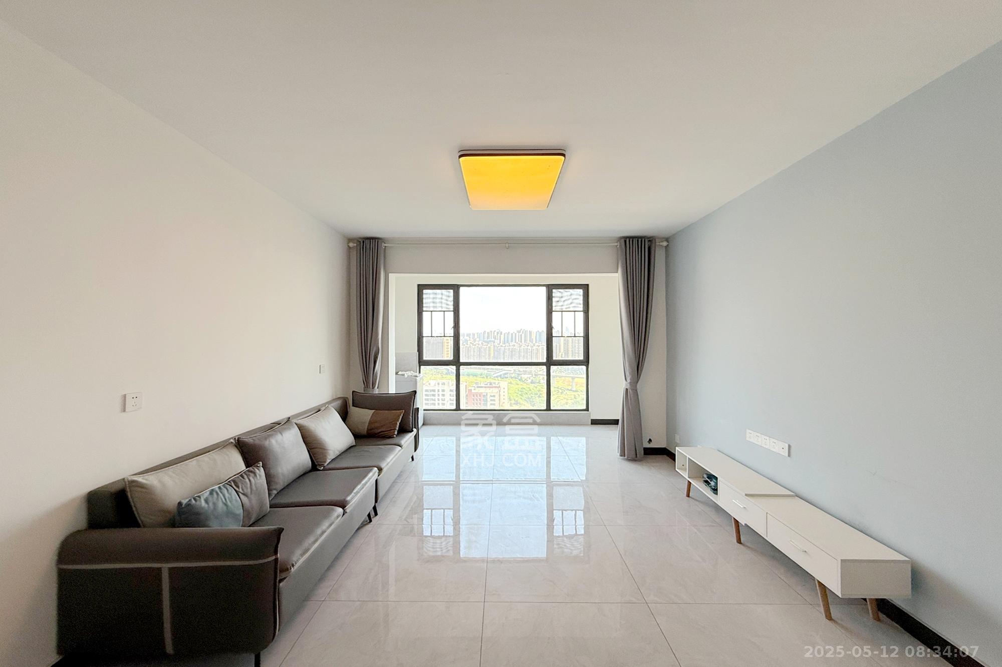 荣盛岳麓峰景  3室2厅1卫    65.0万 荣盛岳麓峰景  3室2厅1卫    65.0万客厅