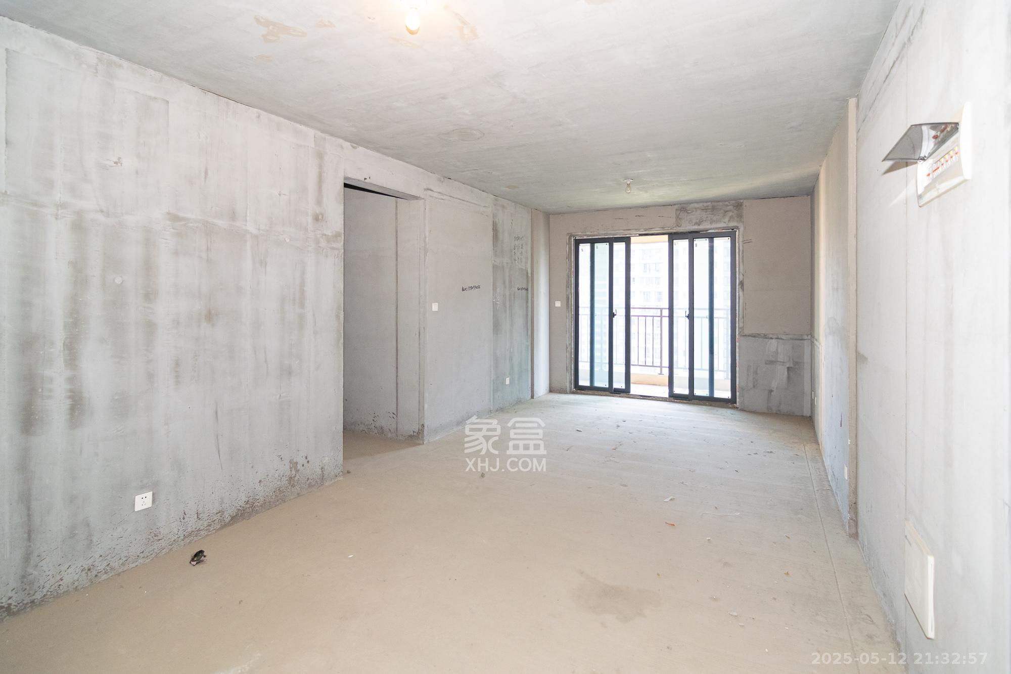 澳海望洲府  3室2厅2卫    75.0万客厅