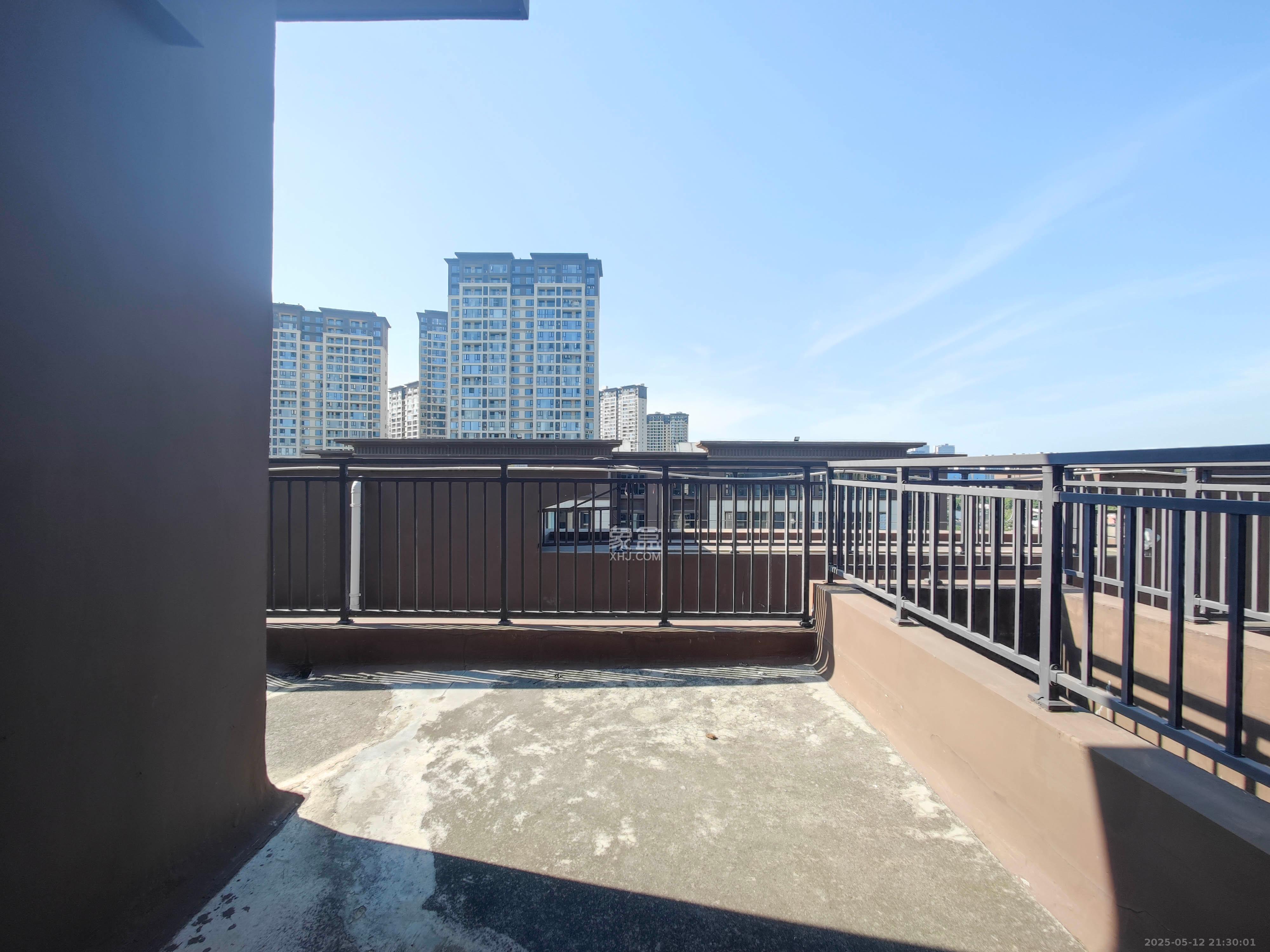 远洋红星天铂一期 6室2厅3卫 225.0万 远洋红星天铂一期 6室2厅3卫 225.0万阳台