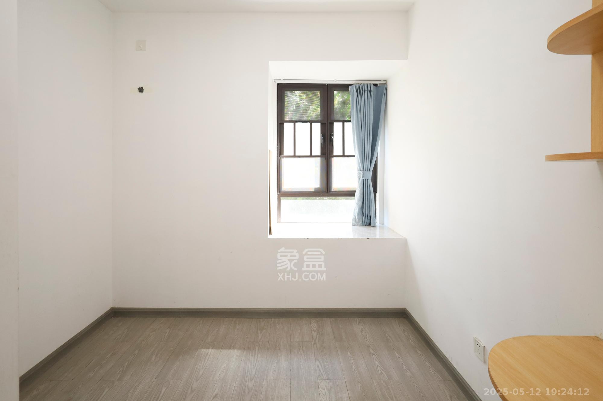 绿地海外滩二期 3室2厅2卫 60.0万 绿地海外滩二期 3室2厅2卫 60.0万卧室