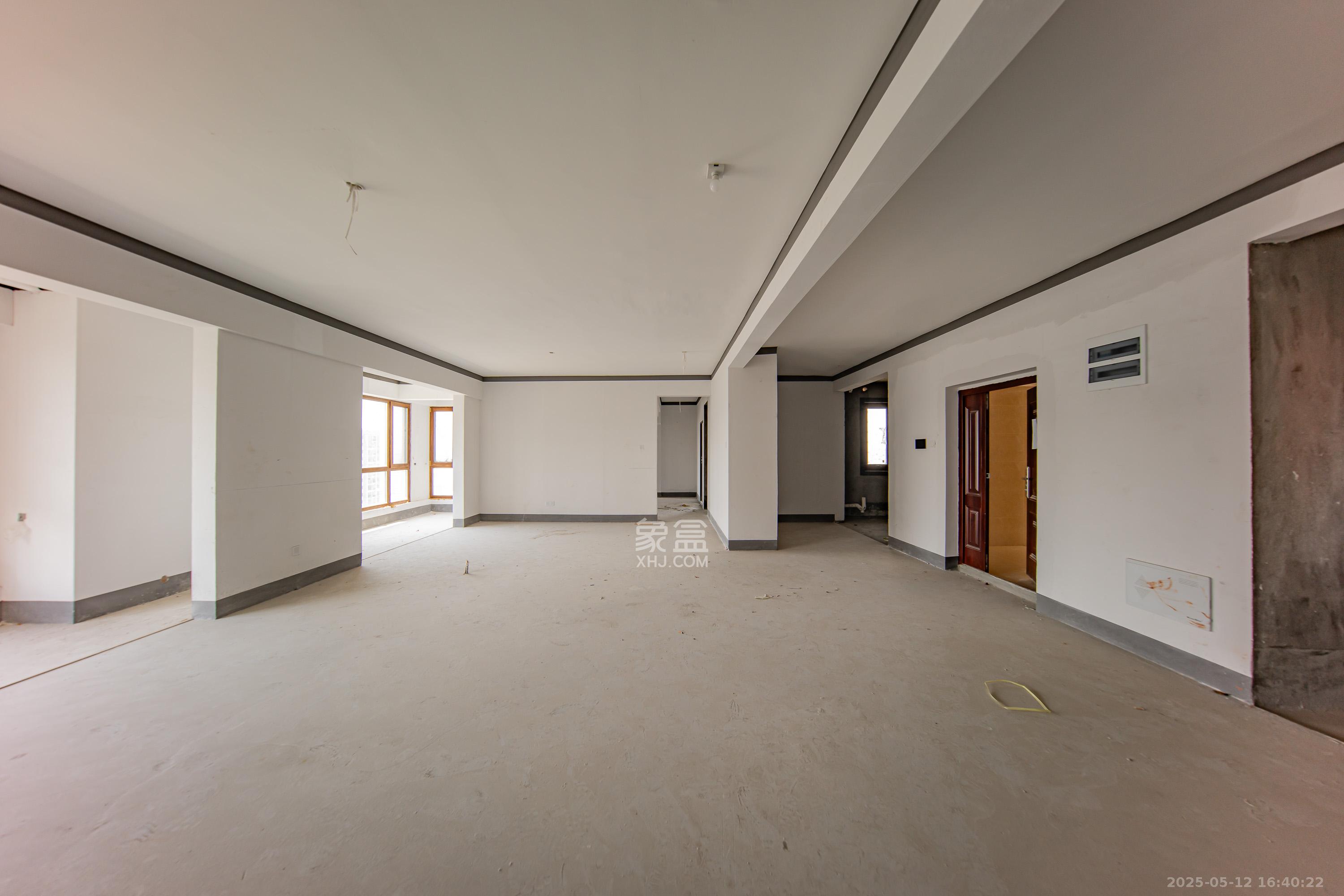 建投象山国际  6室2厅4卫   268.00万客厅
