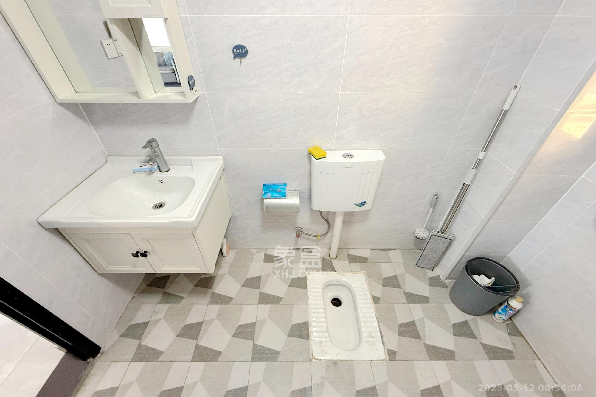 荣盛岳麓峰景  3室2厅1卫    65.0万 荣盛岳麓峰景  3室2厅1卫    65.0万卫生间