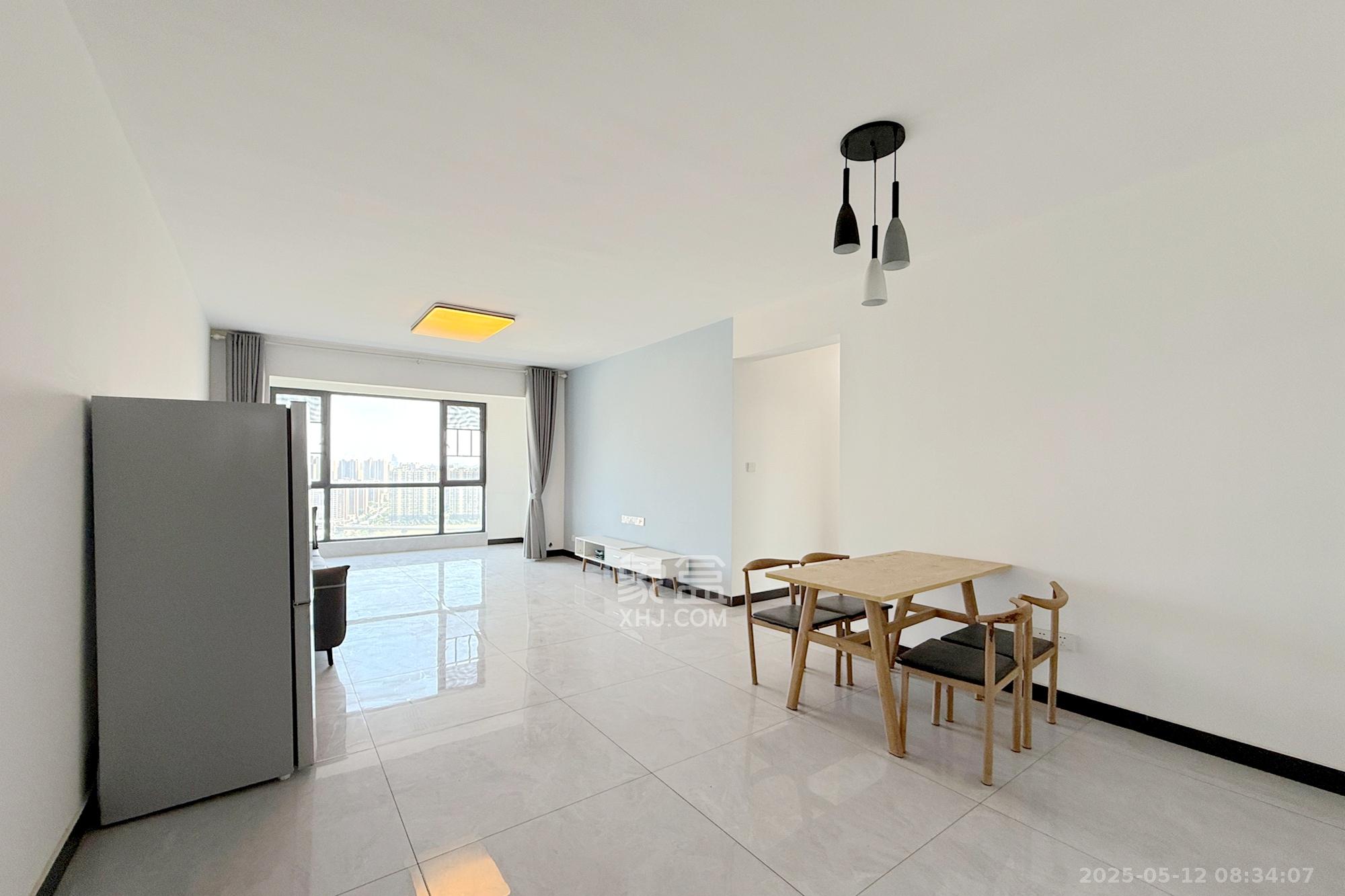 荣盛岳麓峰景  3室2厅1卫    65.0万 荣盛岳麓峰景  3室2厅1卫    65.0万客厅