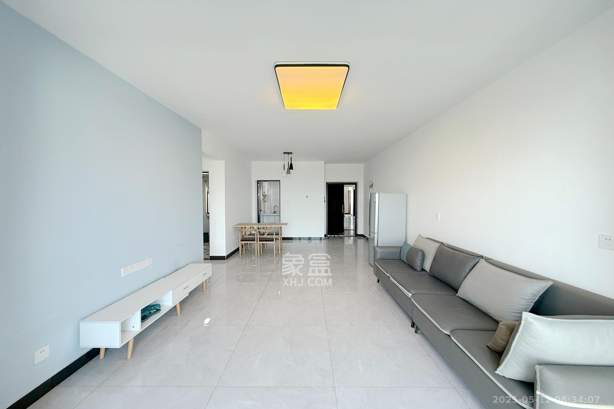 荣盛岳麓峰景  3室2厅1卫    65.0万 荣盛岳麓峰景  3室2厅1卫    65.0万客厅