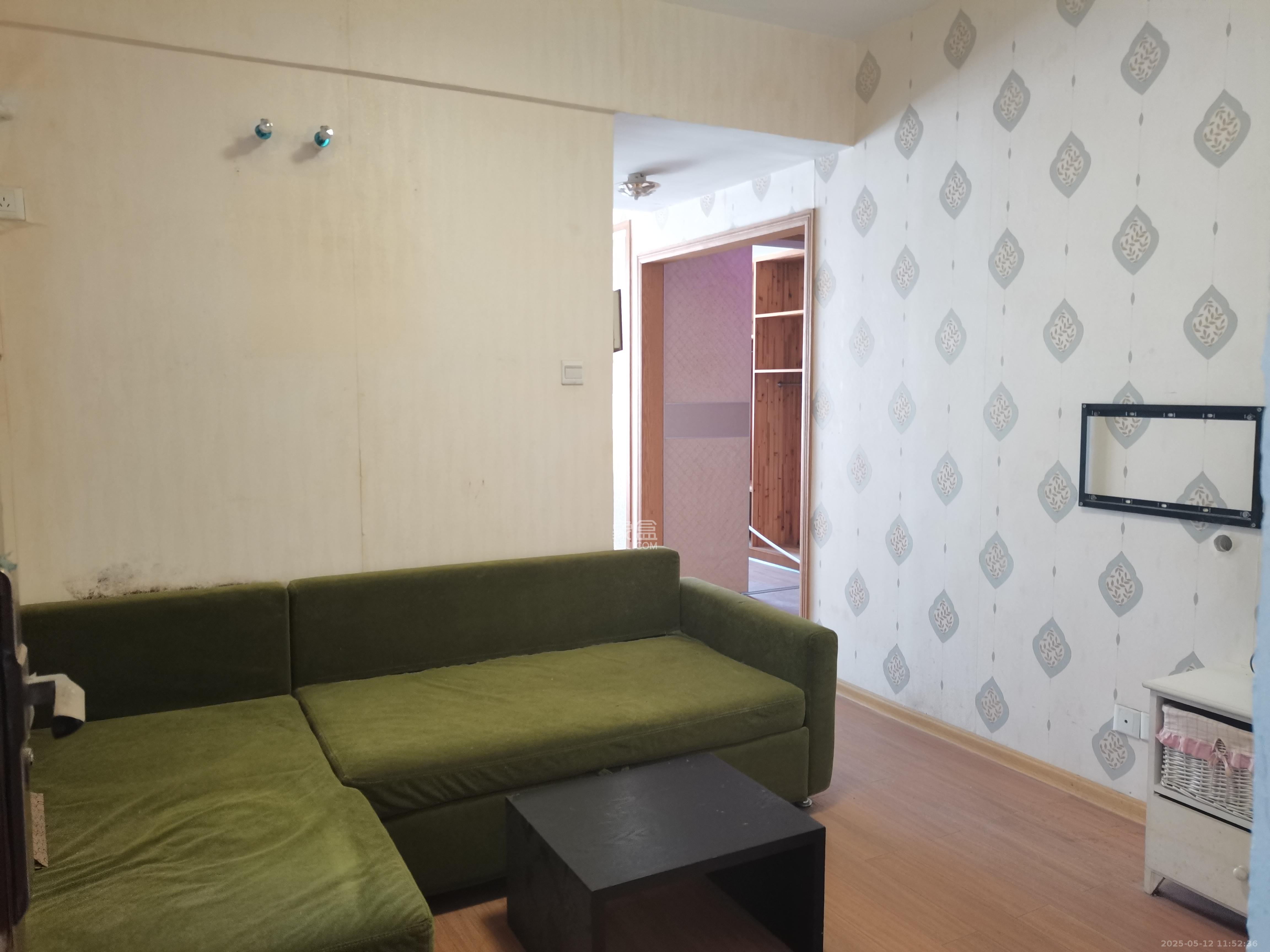 层上观邸  1室1厅1卫    1500.0元/月 层上观邸  1室1厅1卫    1500.0元/月