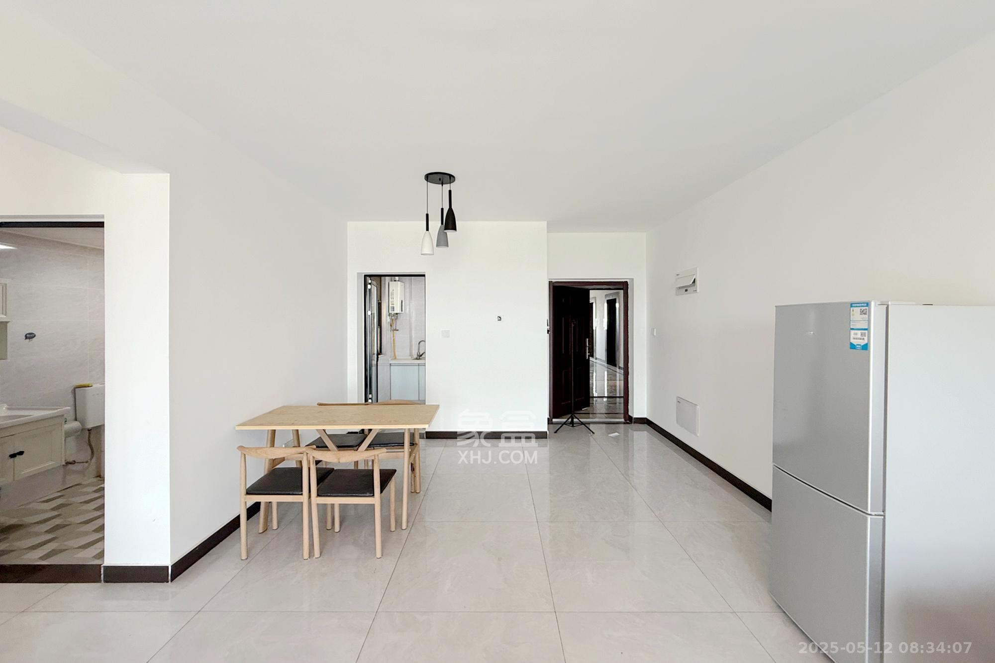 荣盛岳麓峰景  3室2厅1卫    65.0万 荣盛岳麓峰景  3室2厅1卫    65.0万客厅