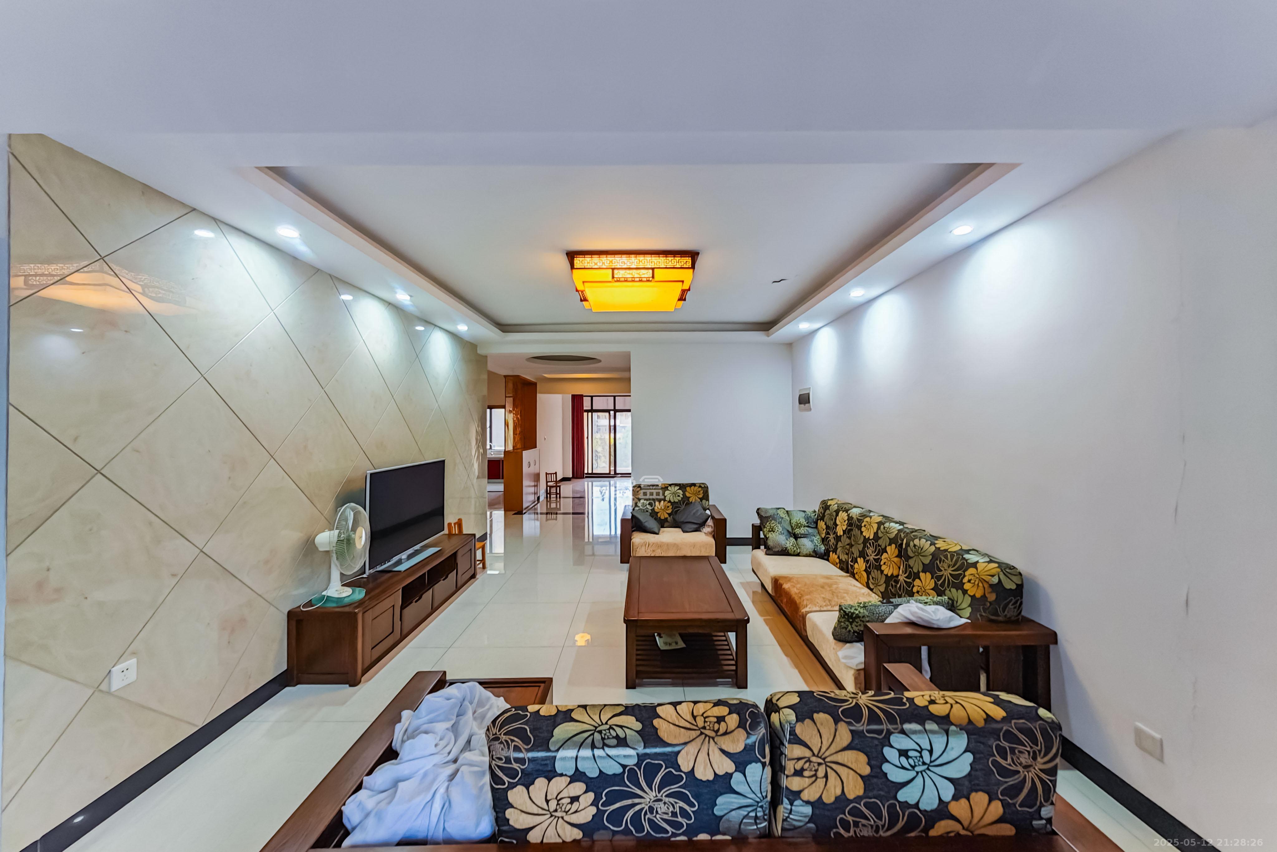 中城丽景香山园 3室2厅2卫 155.0万 中城丽景香山园 3室2厅2卫 155.0万客厅