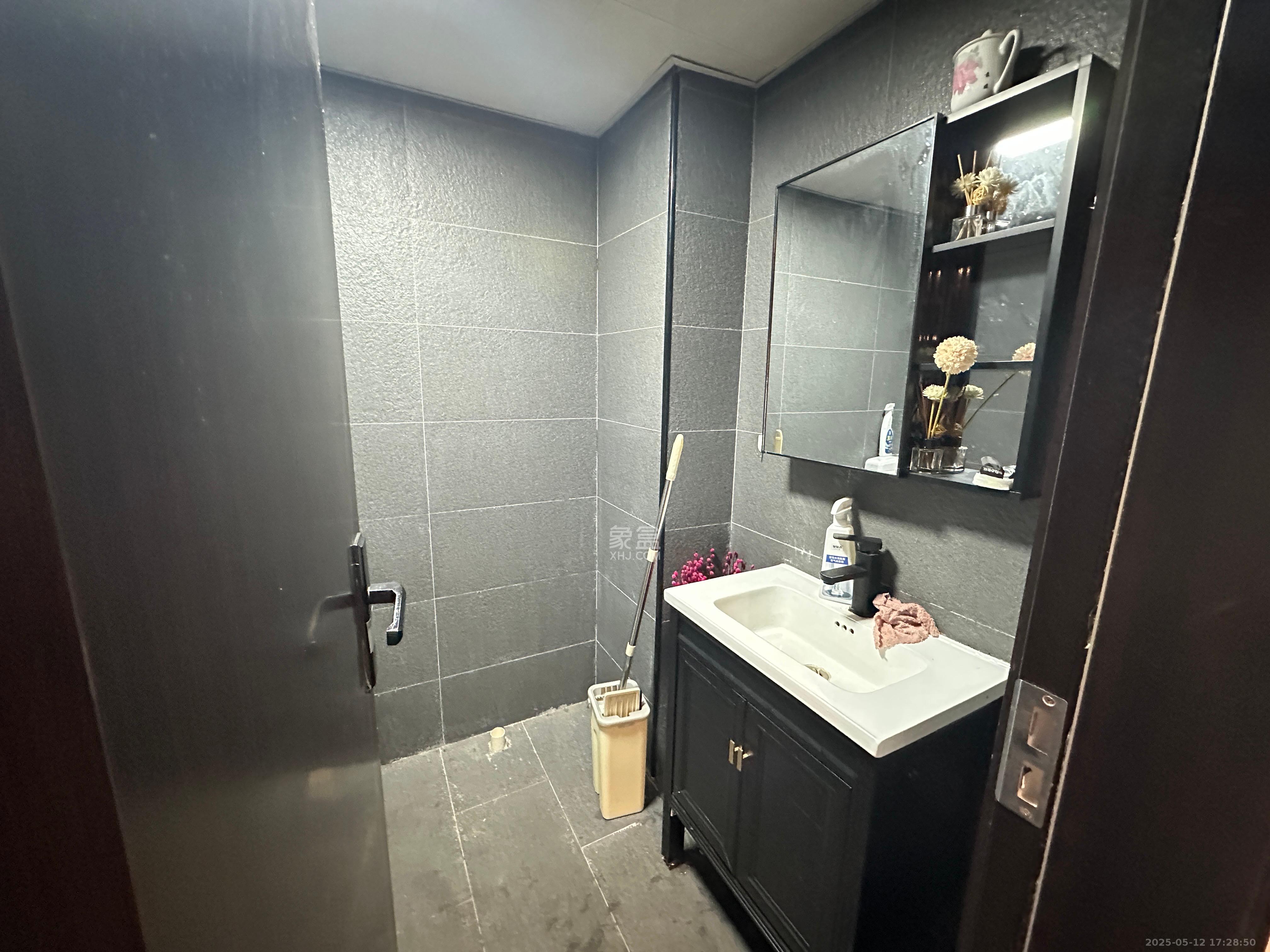 保利国际广场 1室1厅1卫 2000.0元/月 保利国际广场 1室1厅1卫 2000.0元/月室内图